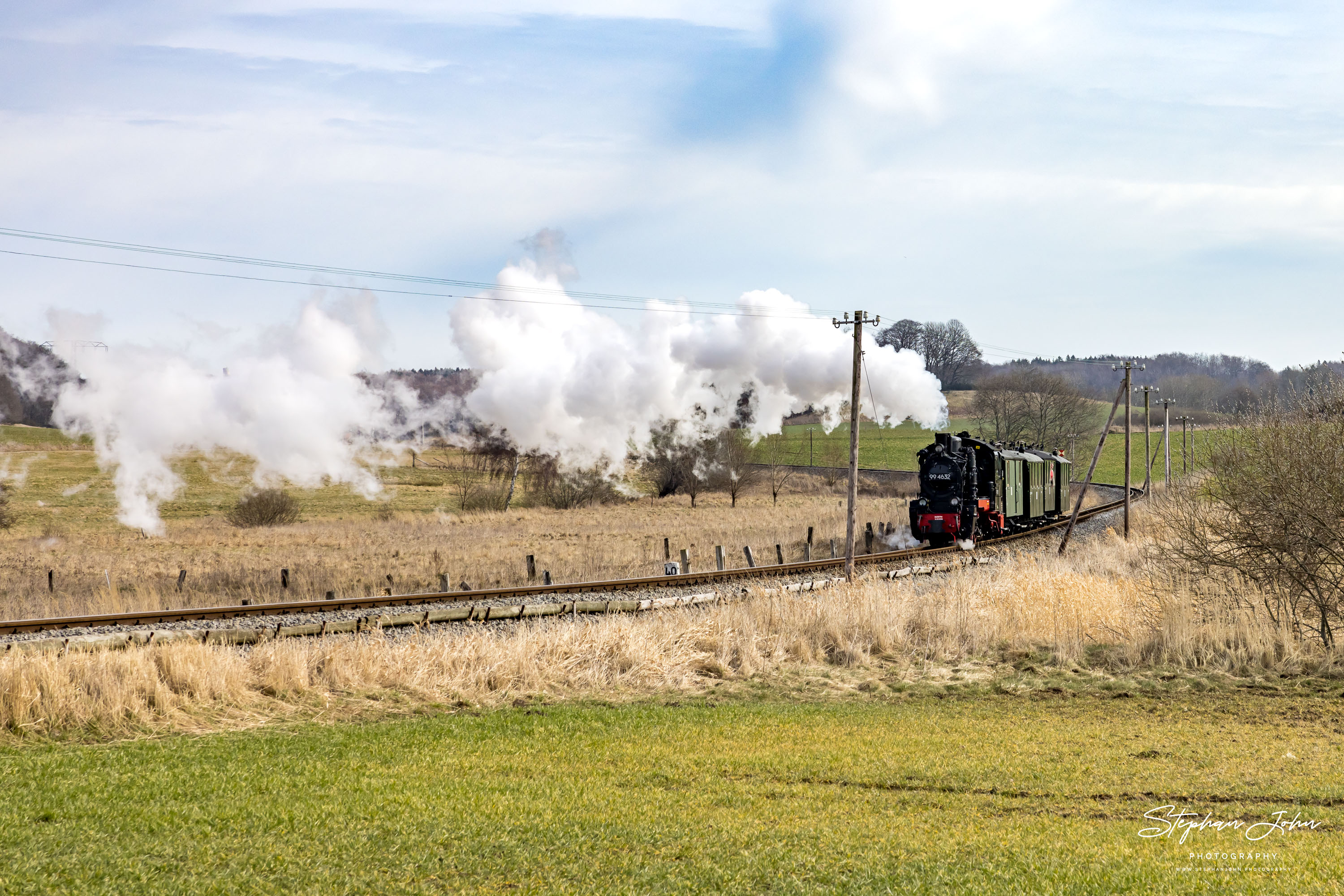 Zug P 222 mit Lok 99 4632 hat Seelvitz verlassen und dampft weiter in Richtung Putbus