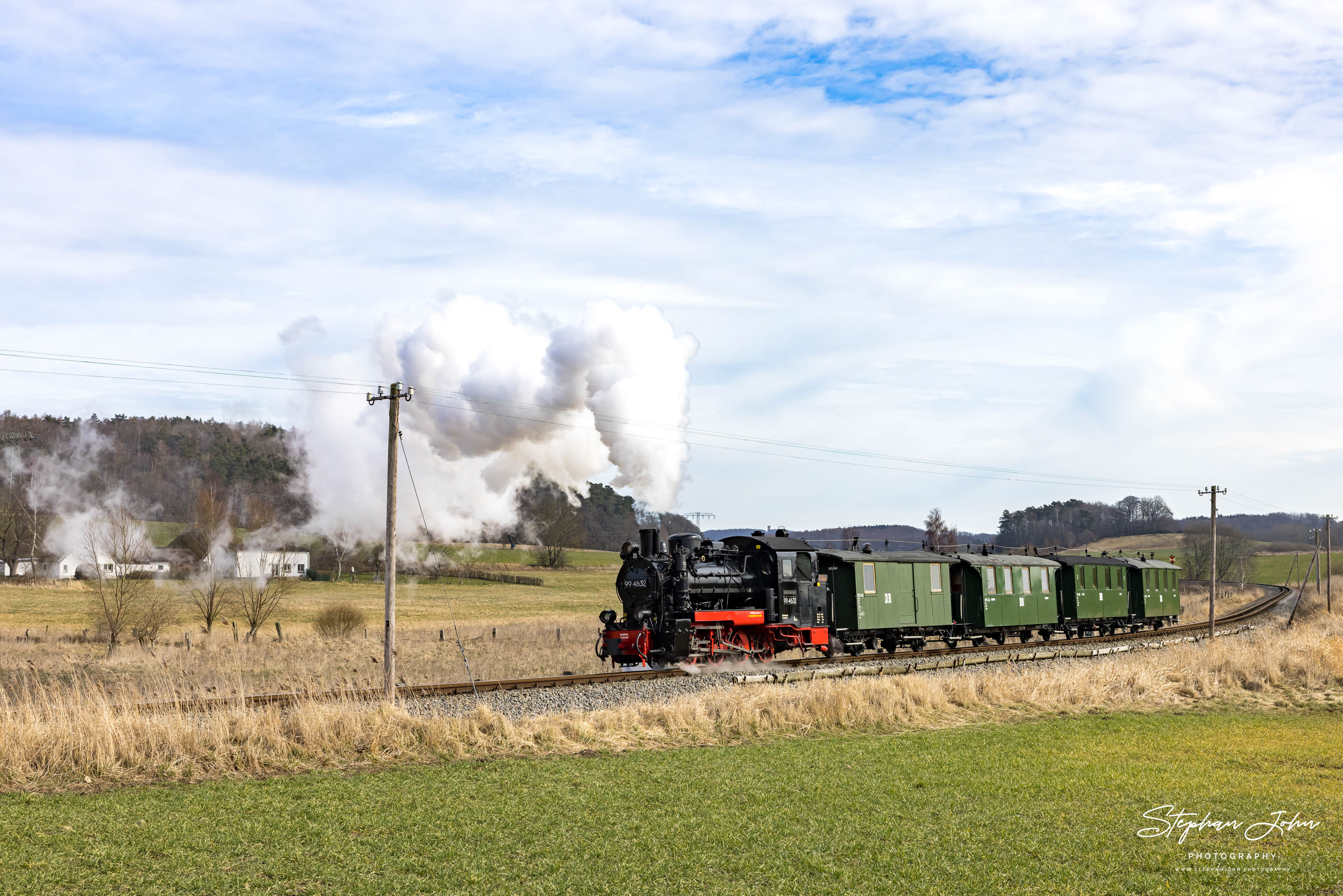 Zug P 222 mit Lok 99 4632 hat Seelvitz verlassen und dampft weiter in Richtung Putbus