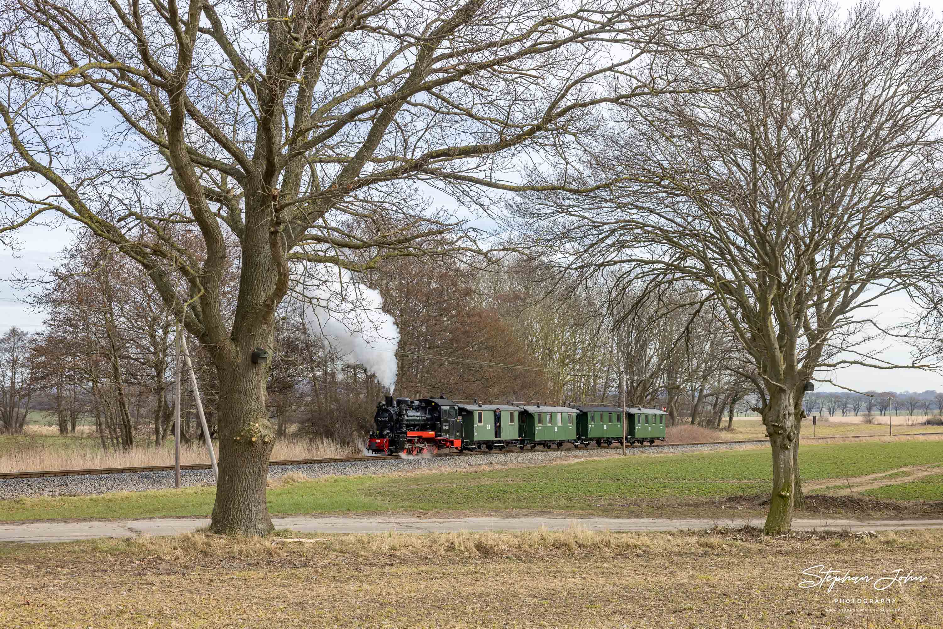 Zug P 222 mit Lok 99 4632 bei Beuchow auf dem Weg nach Putbus