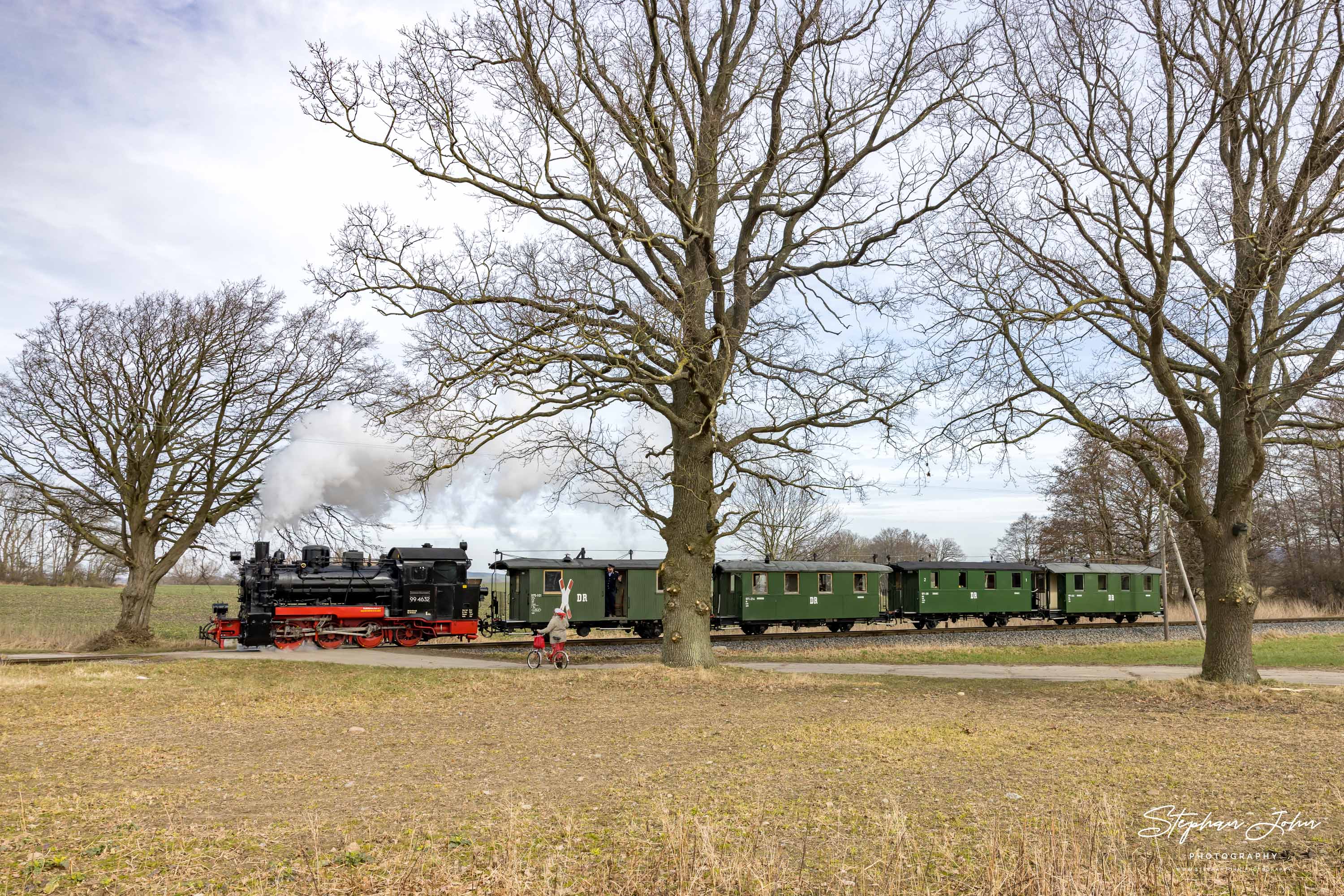 Zug P 222 mit Lok 99 4632 bei Beuchow auf dem Weg nach Putbus