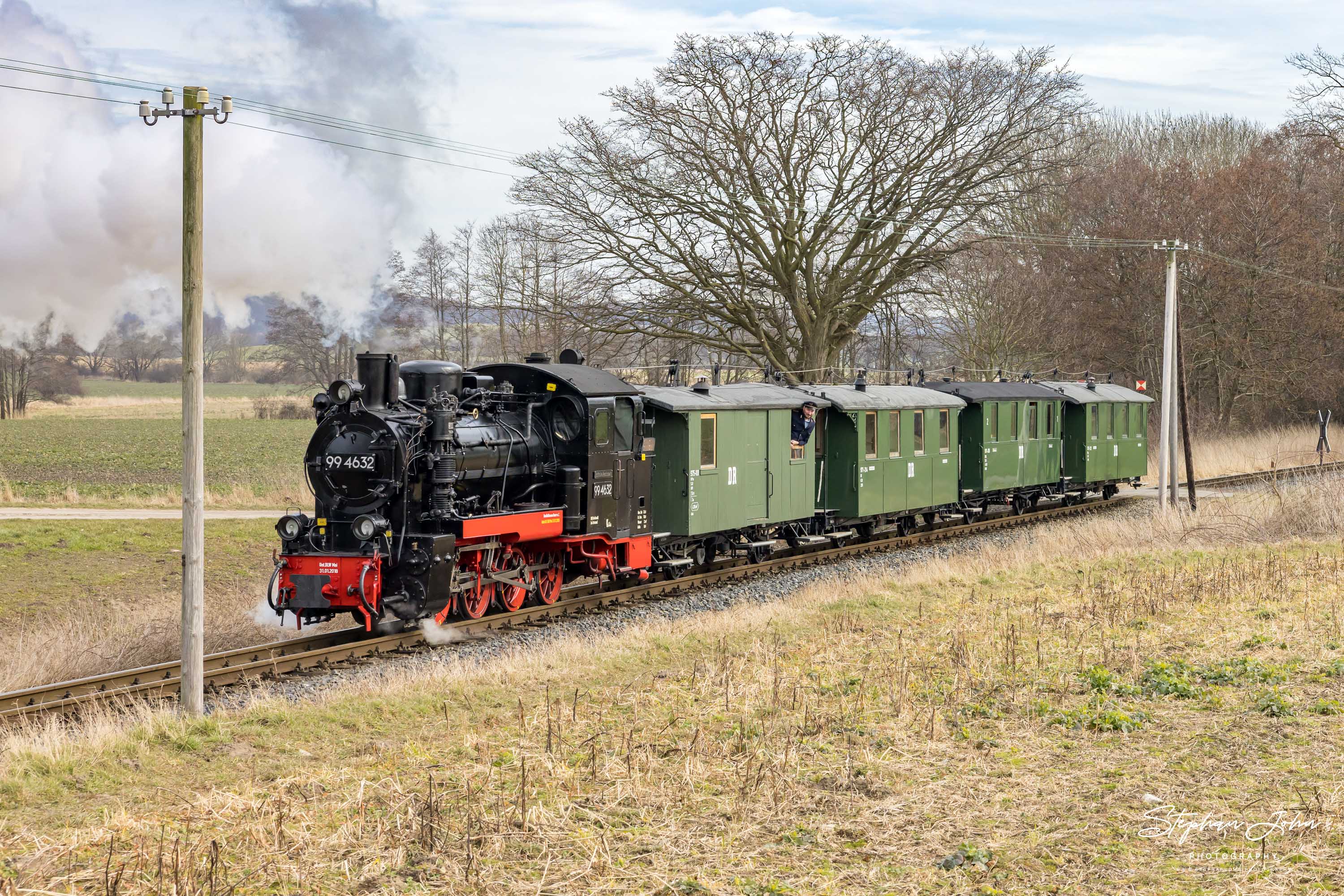 Zug P 222 mit Lok 99 4632 bei Beuchow auf dem Weg nach Putbus