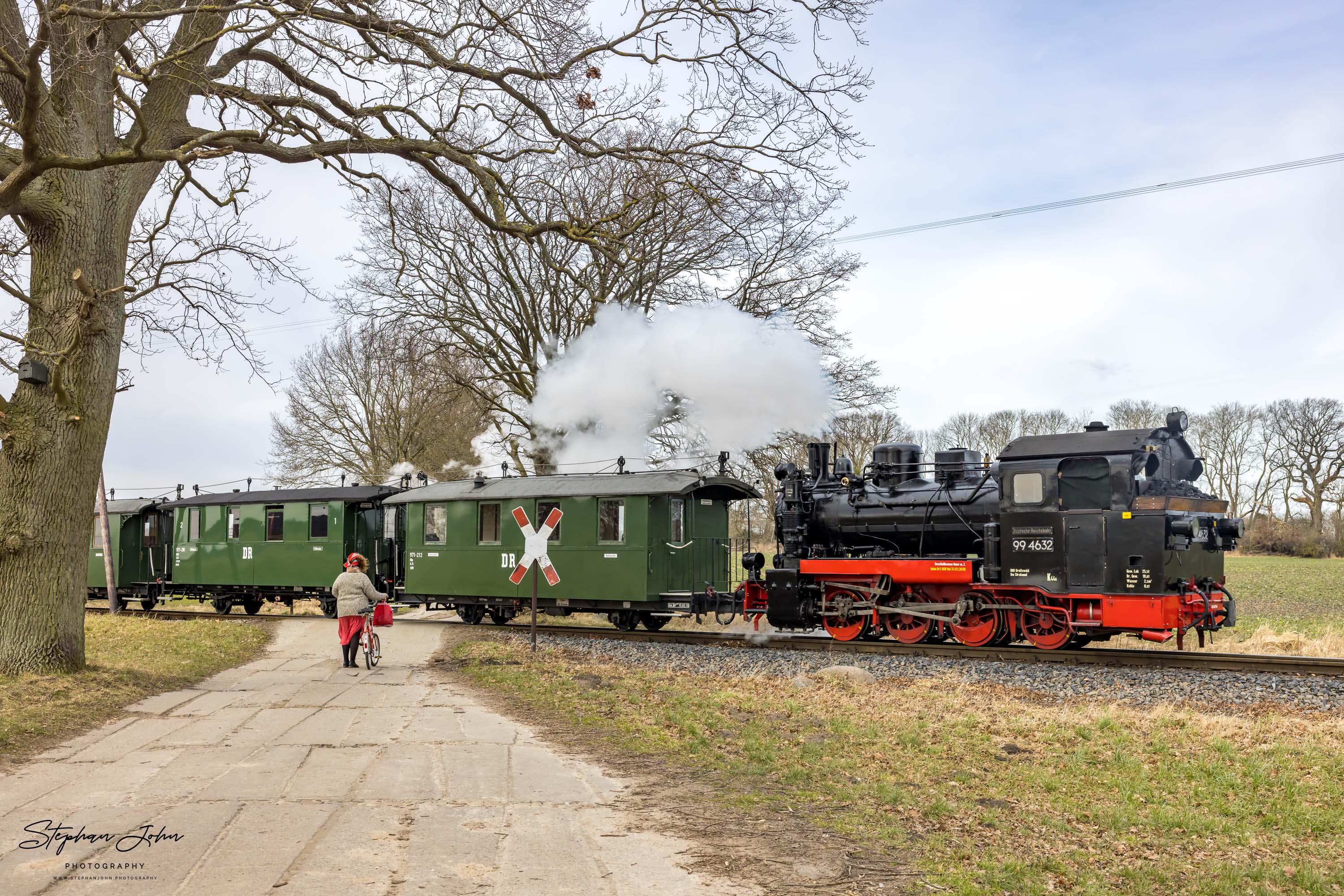 Zug P 223 mit Lok 99 4632 bei Beuchow auf dem Weg in Richtung Binz