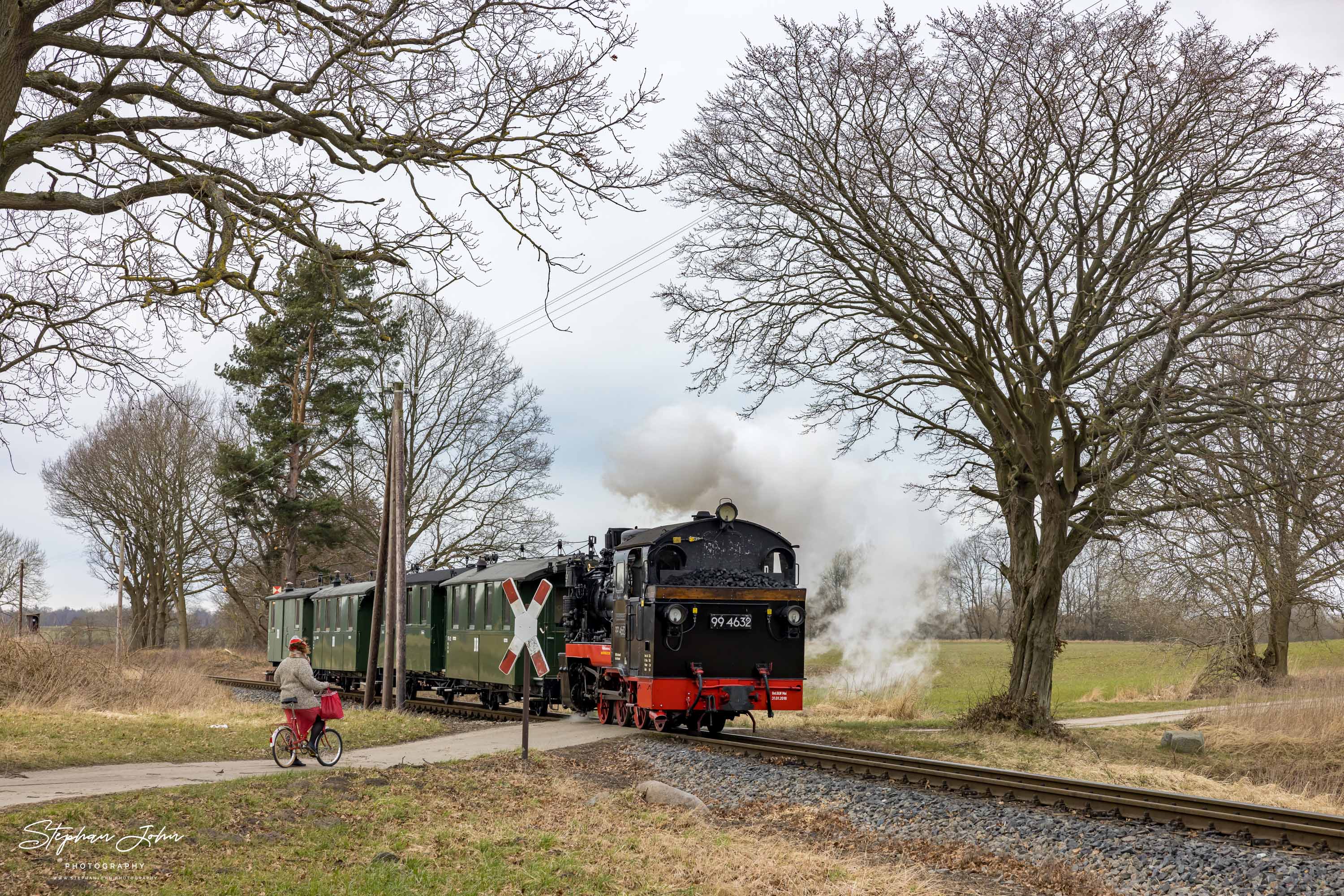 Zug P 223 mit Lok 99 4632 bei Beuchow auf dem Weg in Richtung Binz