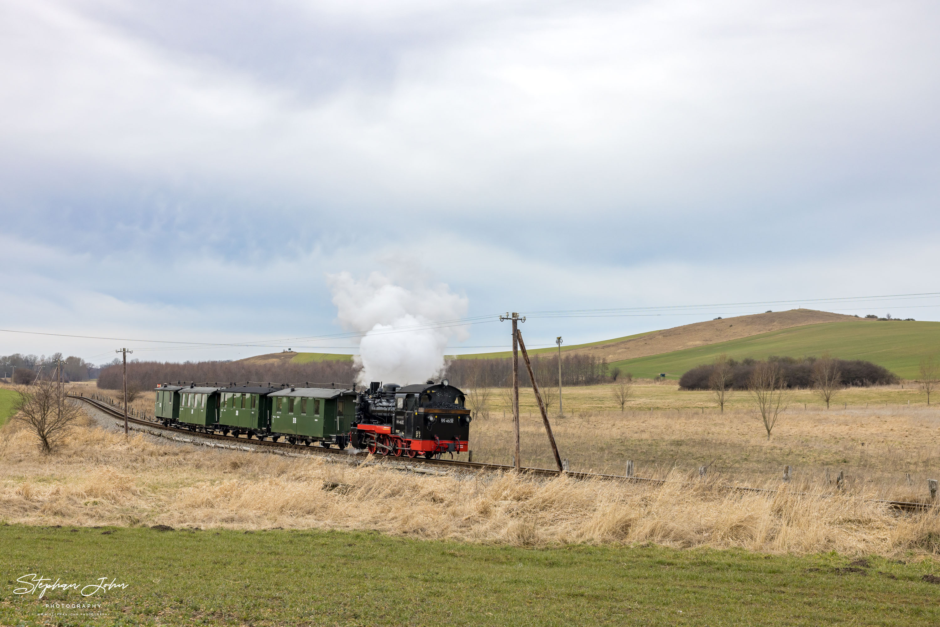 Zug P 223 mit Lok 99 4632 zwischen Posewald und Seelvitz auf dem Weg in Richtung Binz