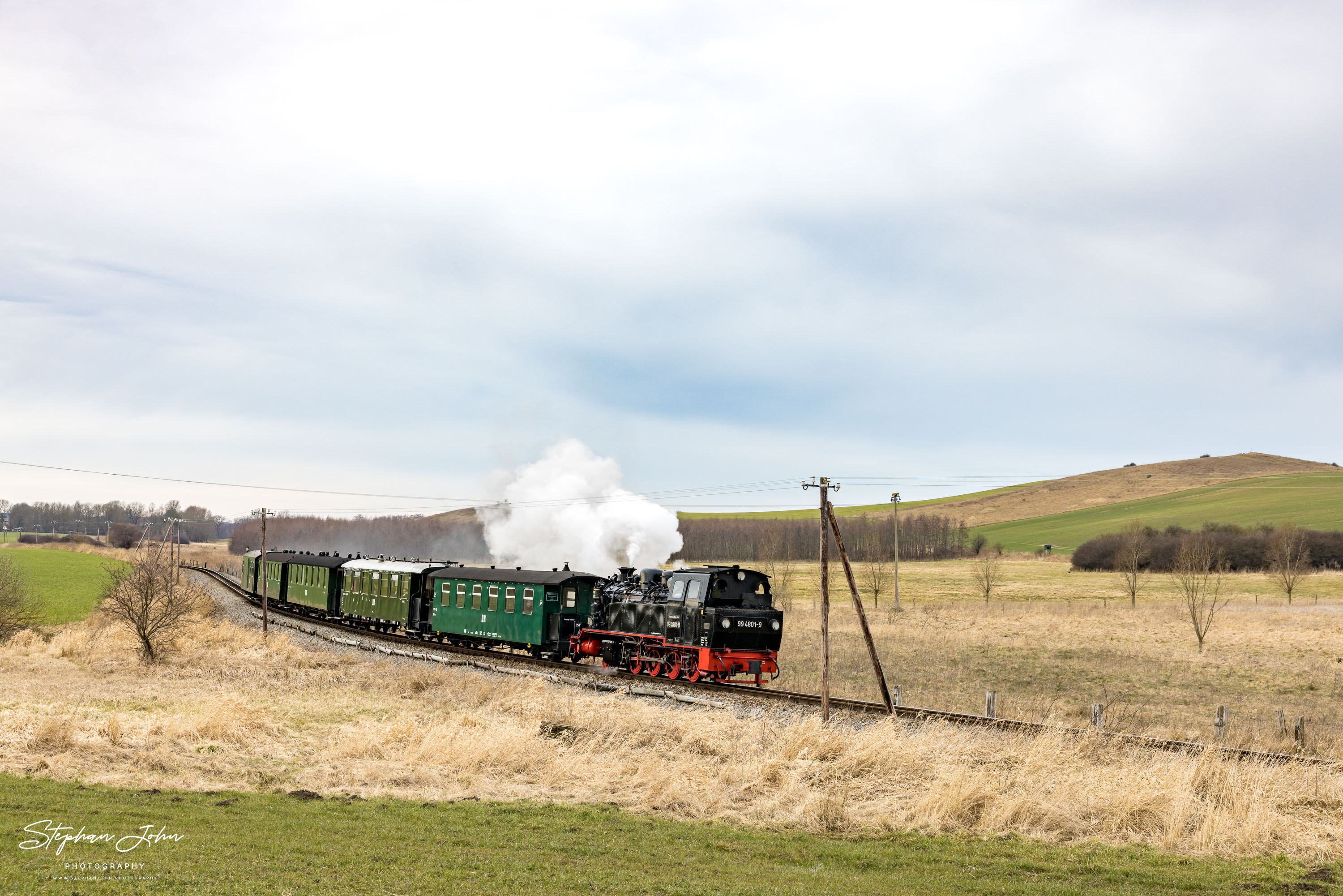 Zug P 223 mit Lok 99 4632 zwischen Posewald und Seelvitz auf dem Weg in Richtung Binz