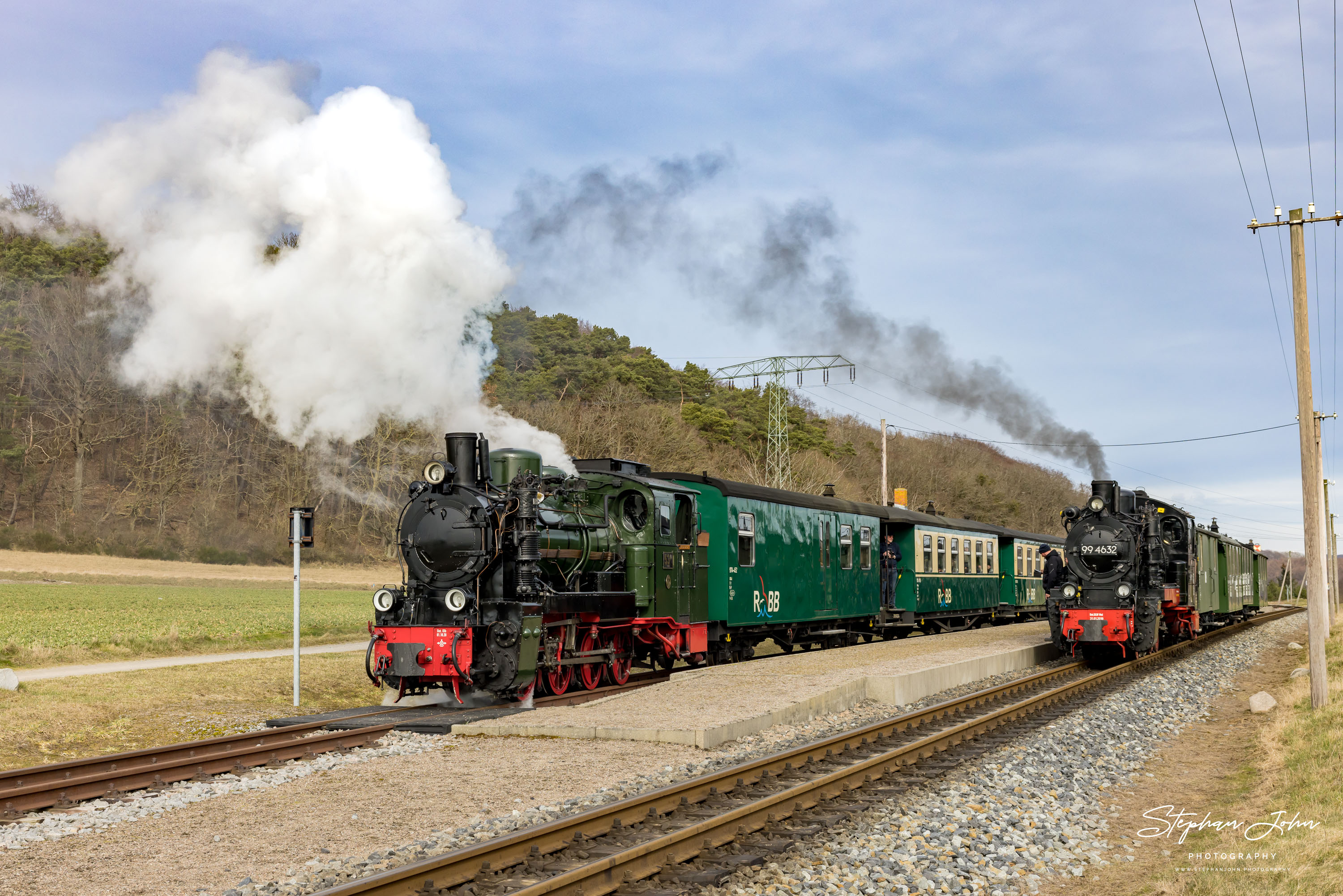 Zug P 223 mit Lok 99 4632 steht in Seelvitz und wird von Zug P 106 mit Lok 99 4633 überholt.