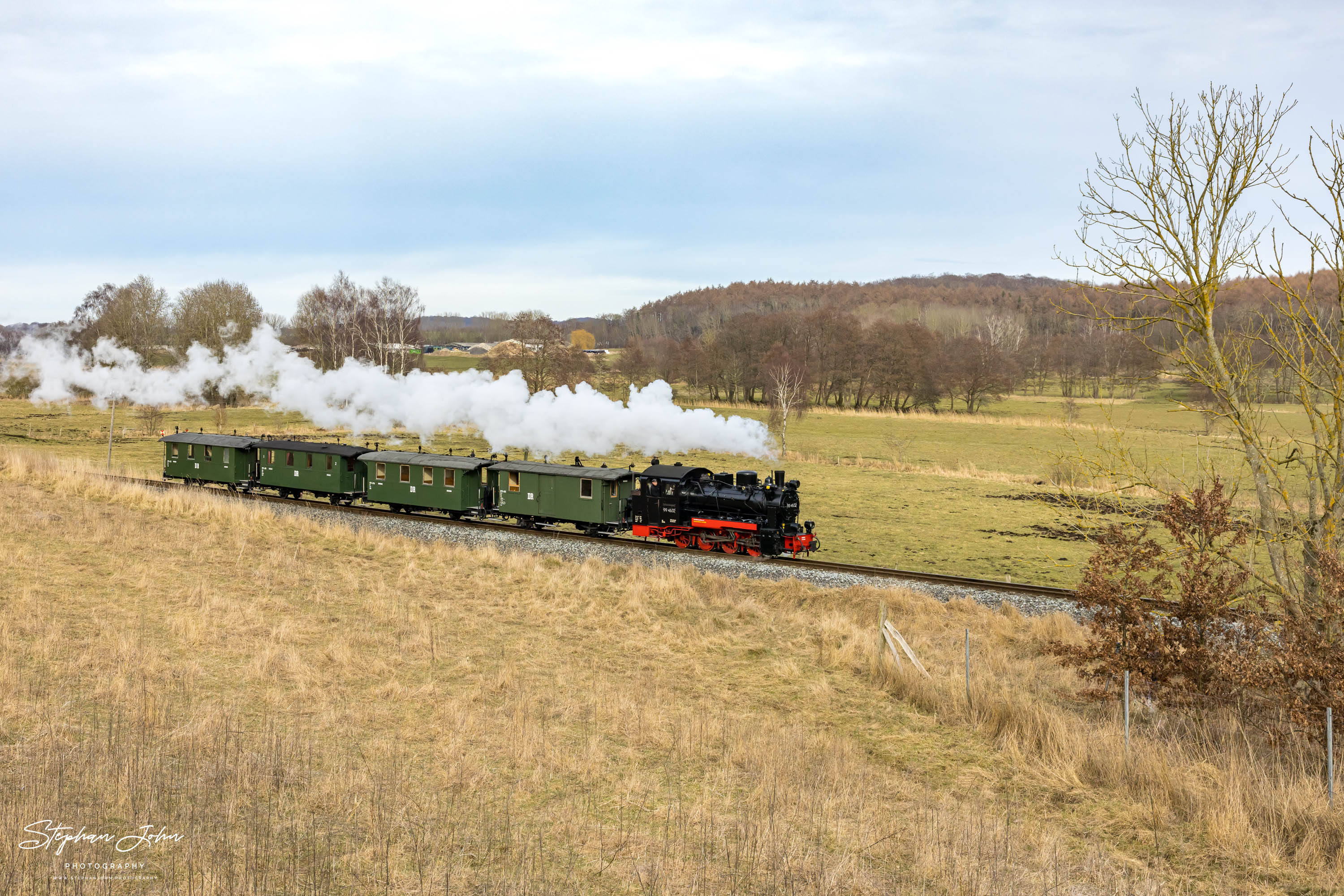 Zug P 223 mit Lok 99 4632zwischen Serams und Seelvitz auf dem Weg nach Putbus