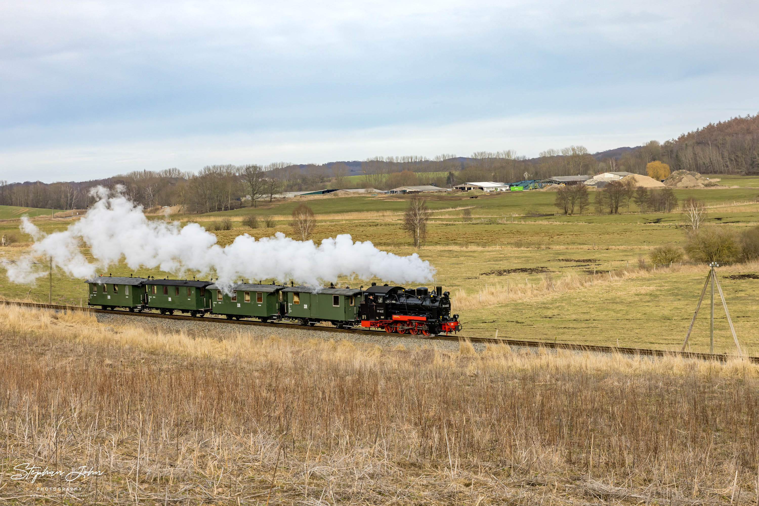 Zug P 223 mit Lok 99 4632zwischen Serams und Seelvitz auf dem Weg nach Putbus