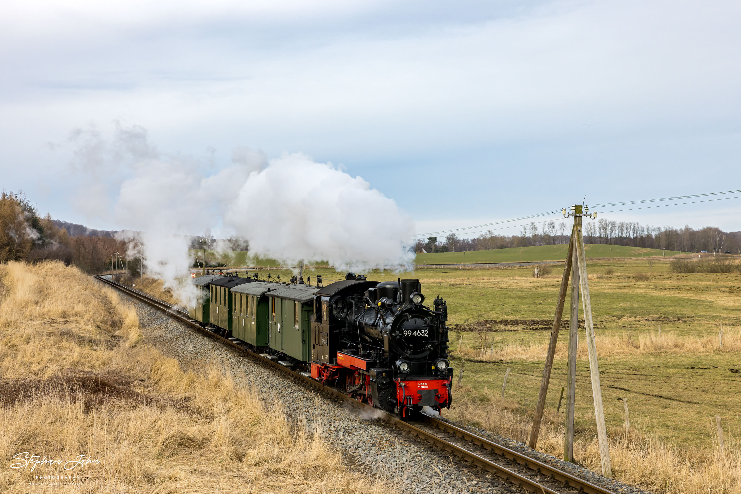 Zug P 223 mit Lok 99 4632zwischen Serams und Seelvitz auf dem Weg nach Putbus