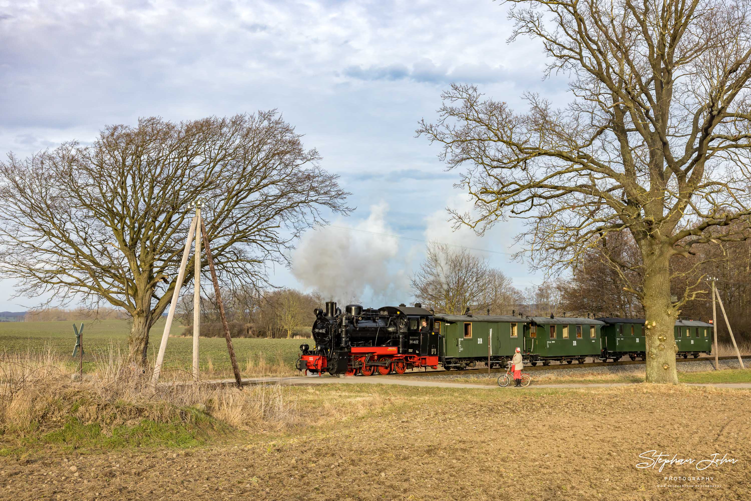 Zug P 223 mit Lok 99 4632 nach Putbus am Bahnübergang hinter Beuchow