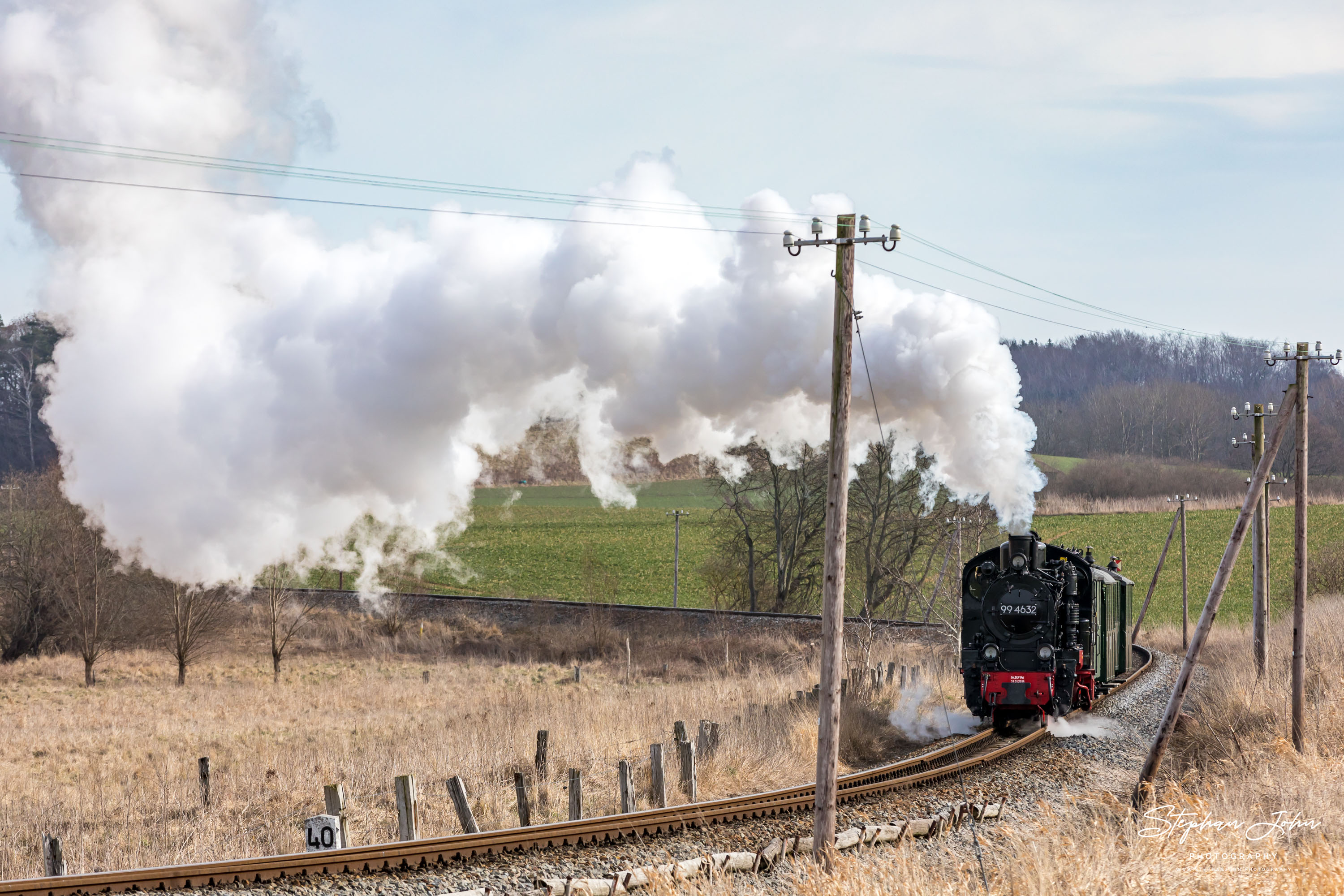 Zug P 222 mit Lok 99 4632 hat Seelvitz verlassen und dampft weiter in Richtung Putbus