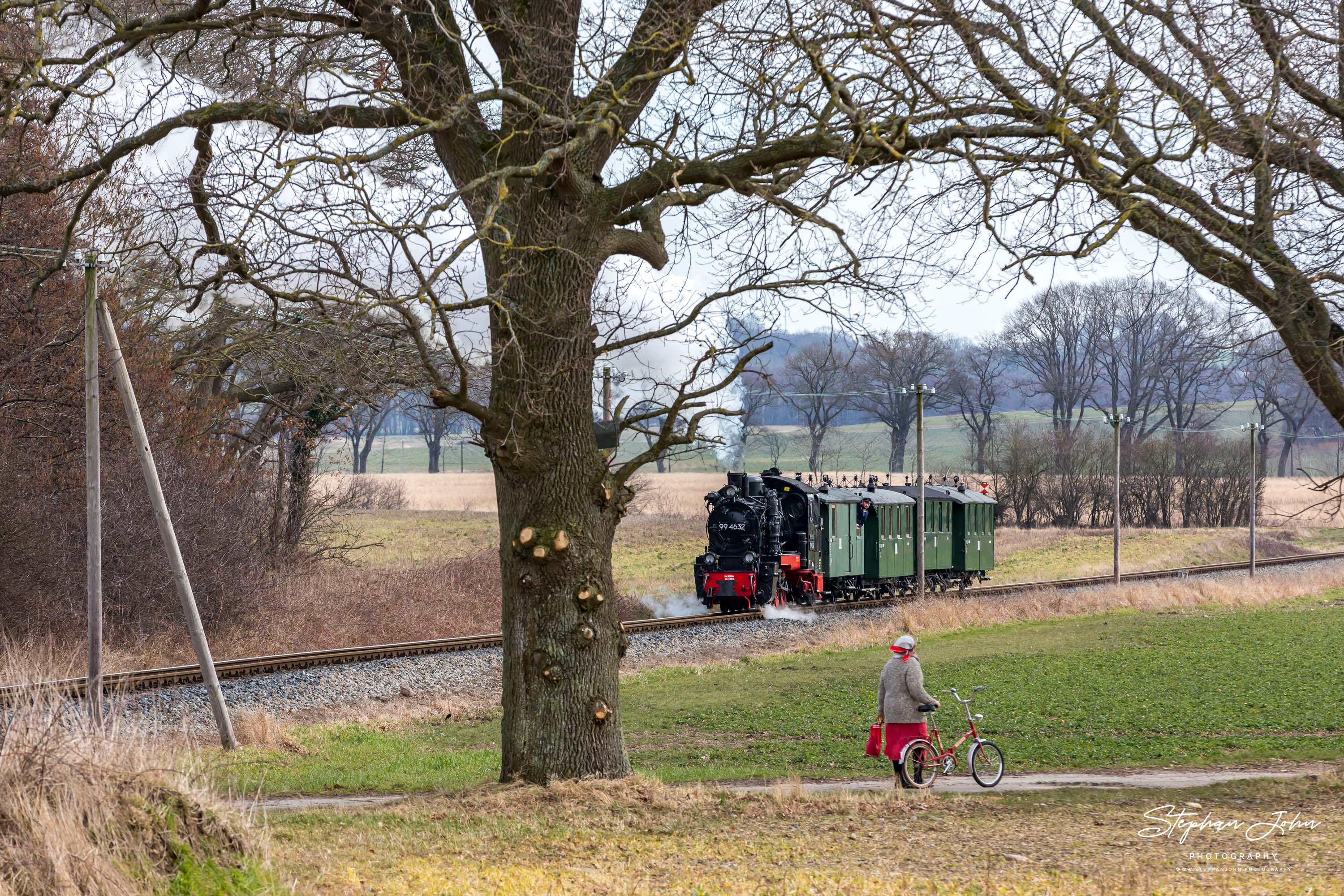 Zug P 222 mit Lok 99 4632 bei Beuchow auf dem Weg nach Putbus