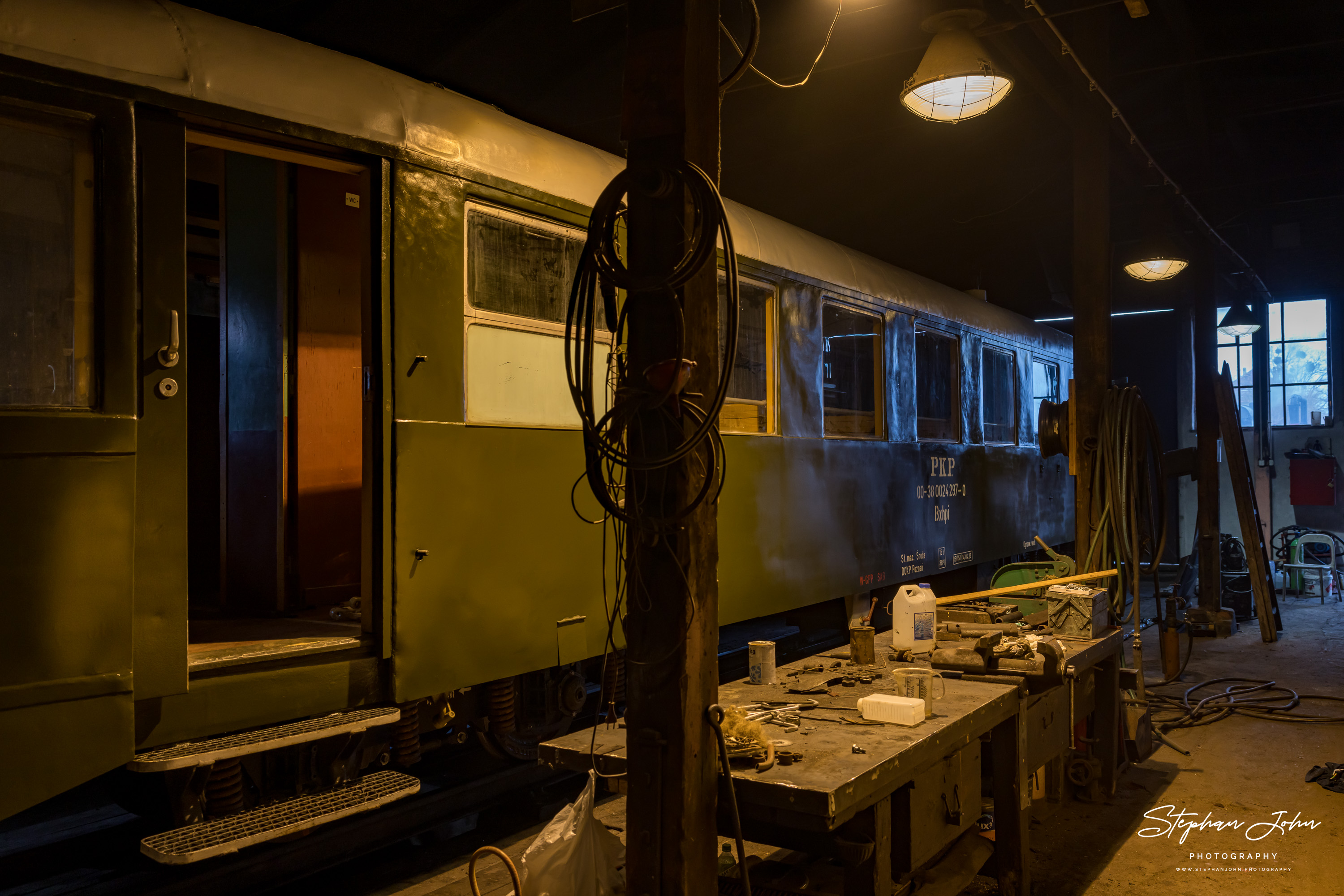 Wagen der Schrodaer Kreisbahn steht im Lokschuppen zur Reparatur