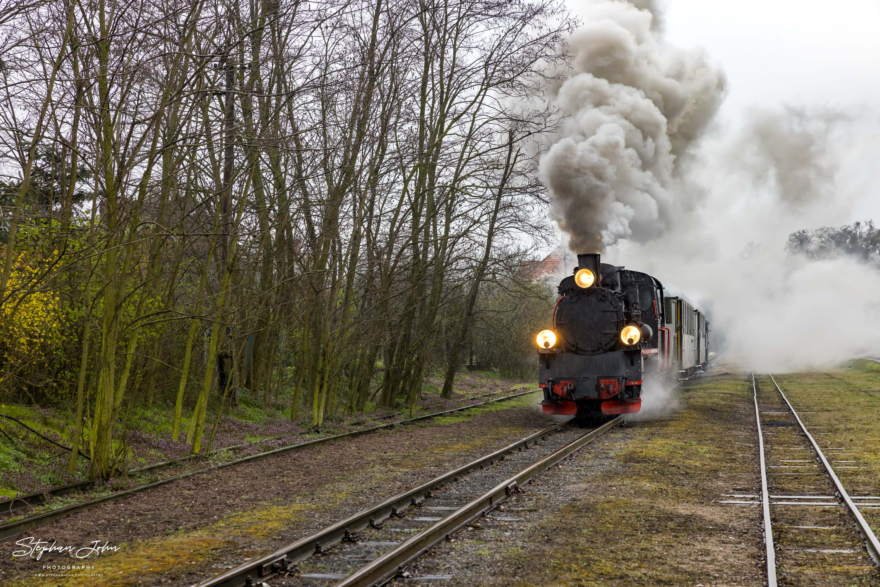 Personenzug mit Lok Px48 1920 nach Środa Miasto verlässt im Regen den Bahnhof Zaniemyśl