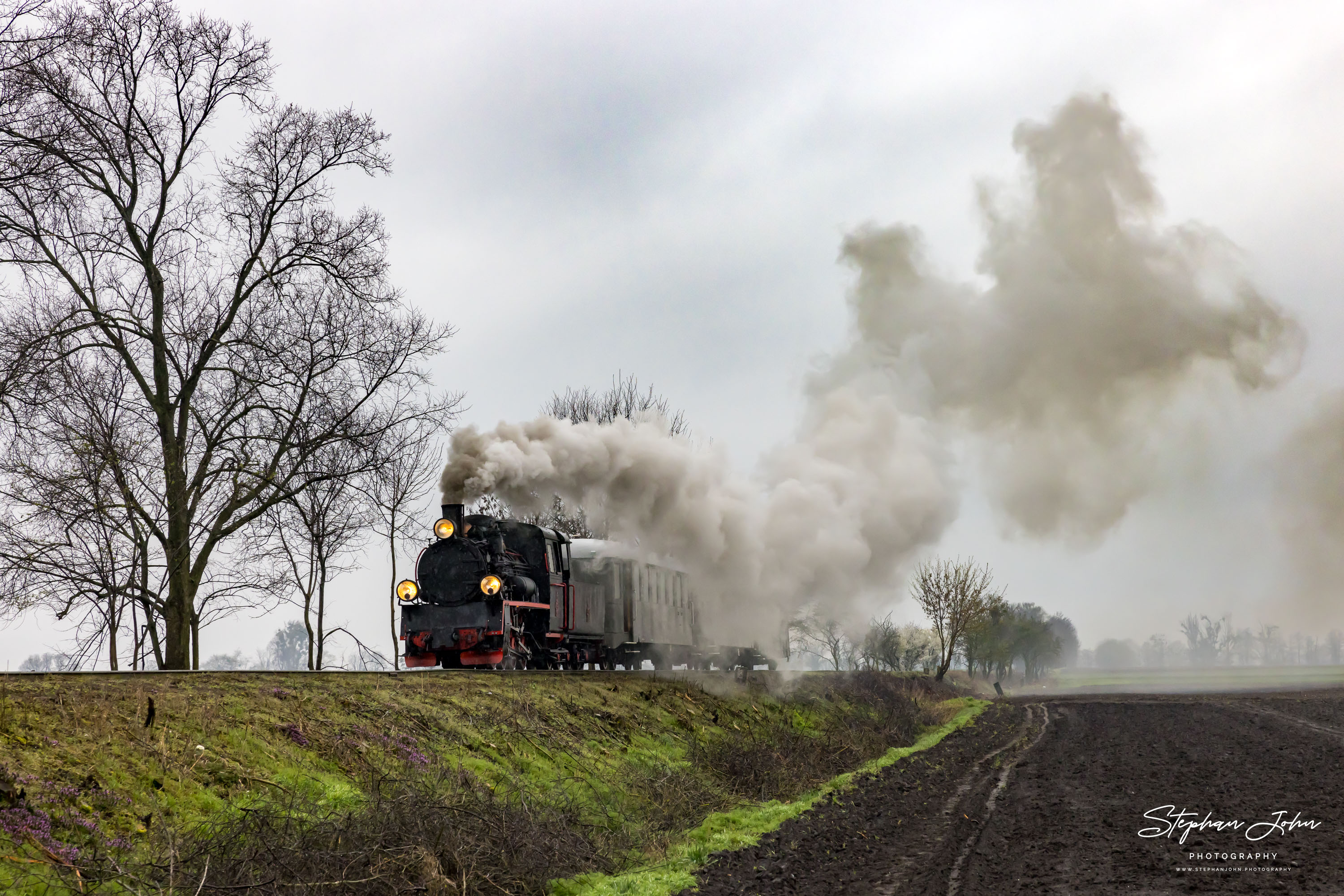 Personenzug mit Lok Px48-1920 im Regen von Zaniemyśl nach Środa Miasto vor Płaczki