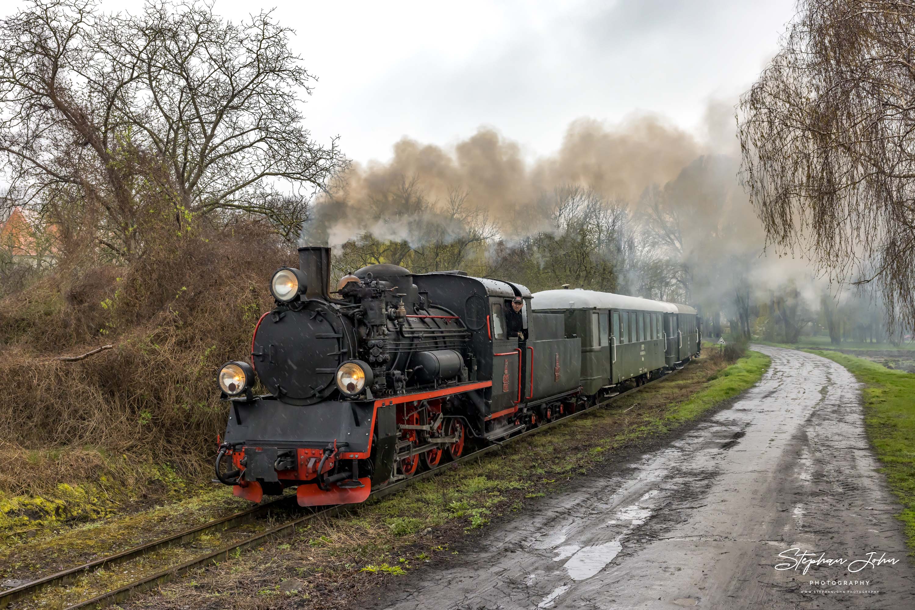 Personenzug mit Lok Px48-1920 im Regen von Zaniemyśl nach Środa Miasto verlässt Słupia Wielka