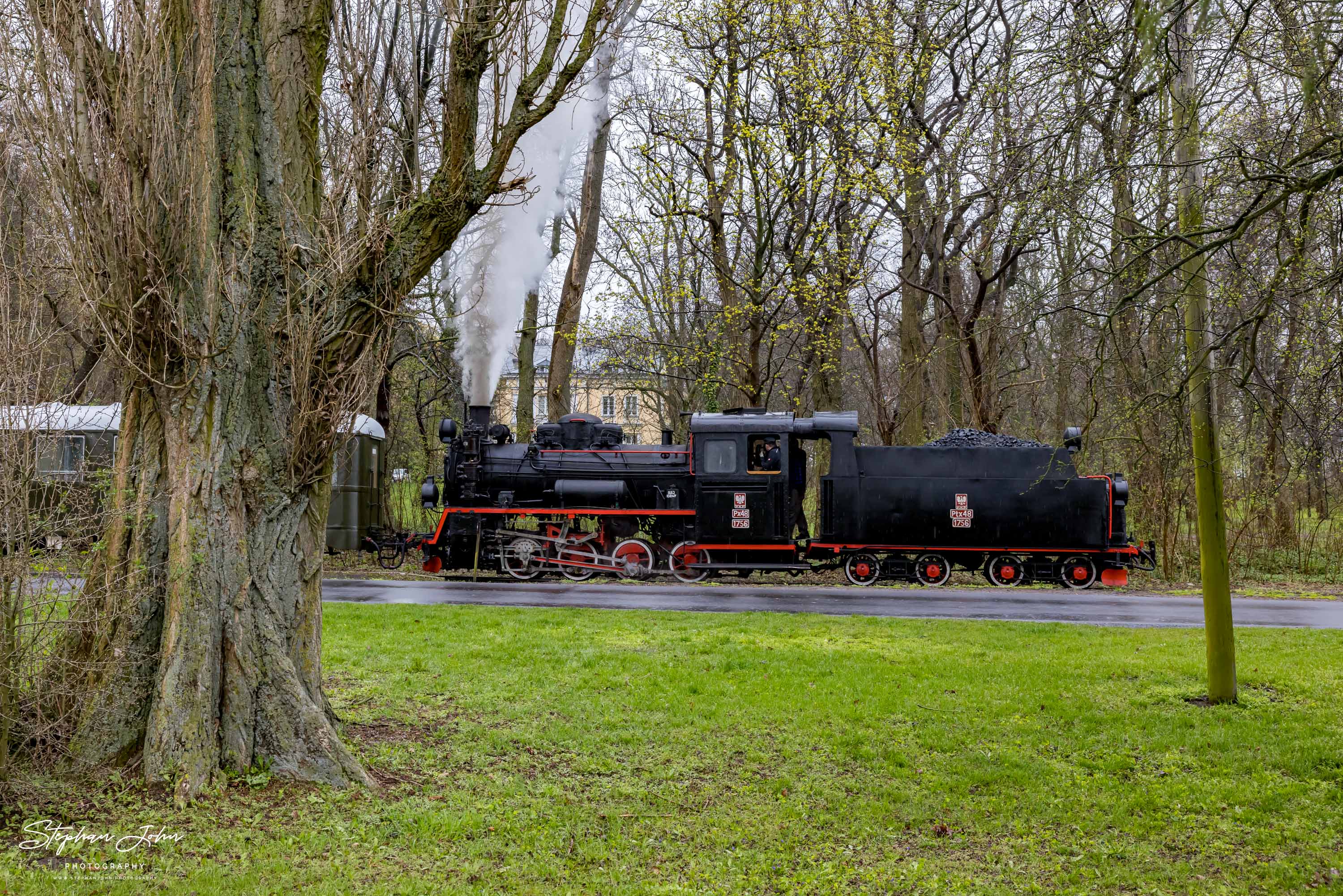 GmP mit Lok Px48 1756 von Środa Miasto nach Zaniemyśl bei der Ausfahrt aus dem Bahnhof Słupia Wielka im Regen