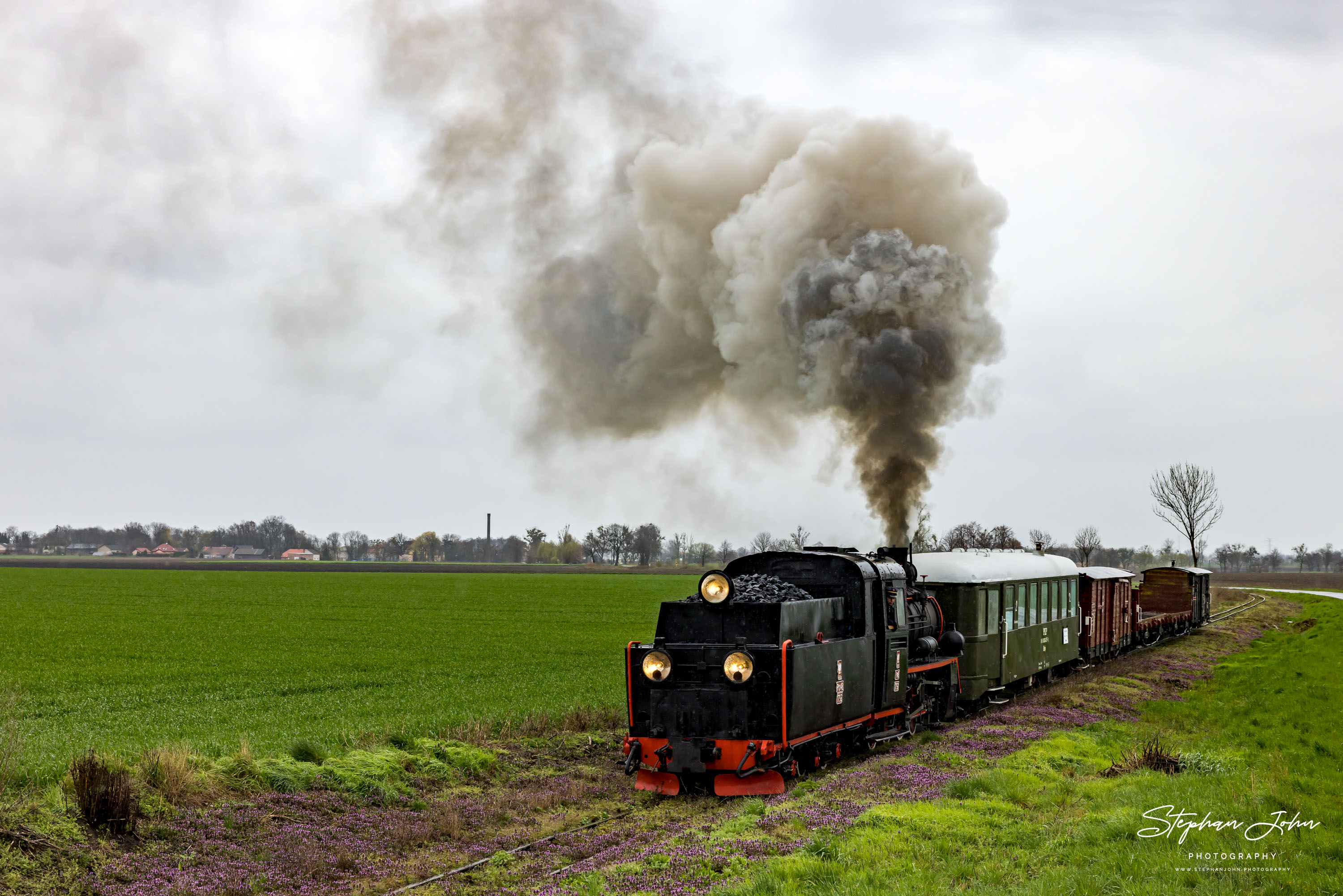 GmP mit Lok Px48 1756 von Środa Miasto nach Zaniemyśl im Regen zwischen Śnieciska und Polwica