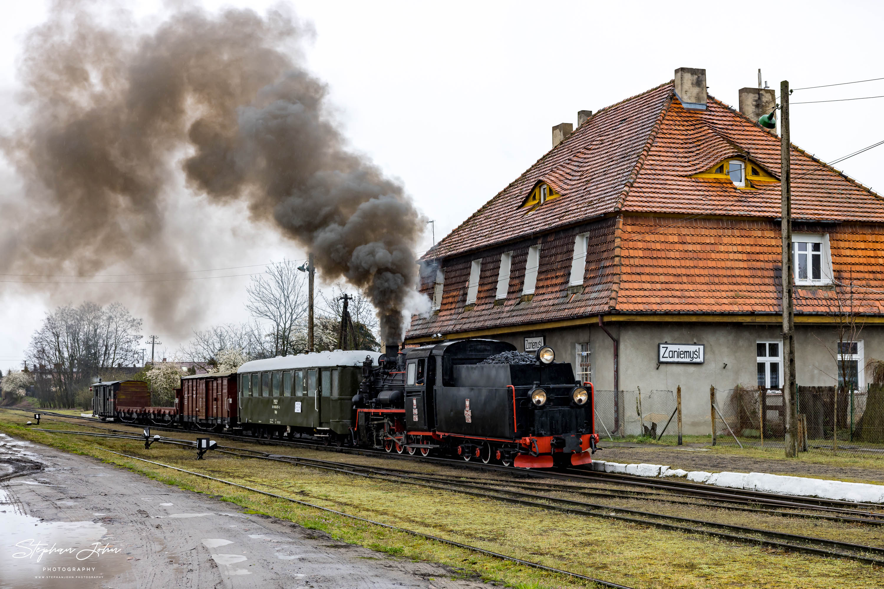 GmP mit Lok Px48 1756 von Środa Miasto hat im strömenden Regen den Bahnhof Zaniemyśl erreicht.