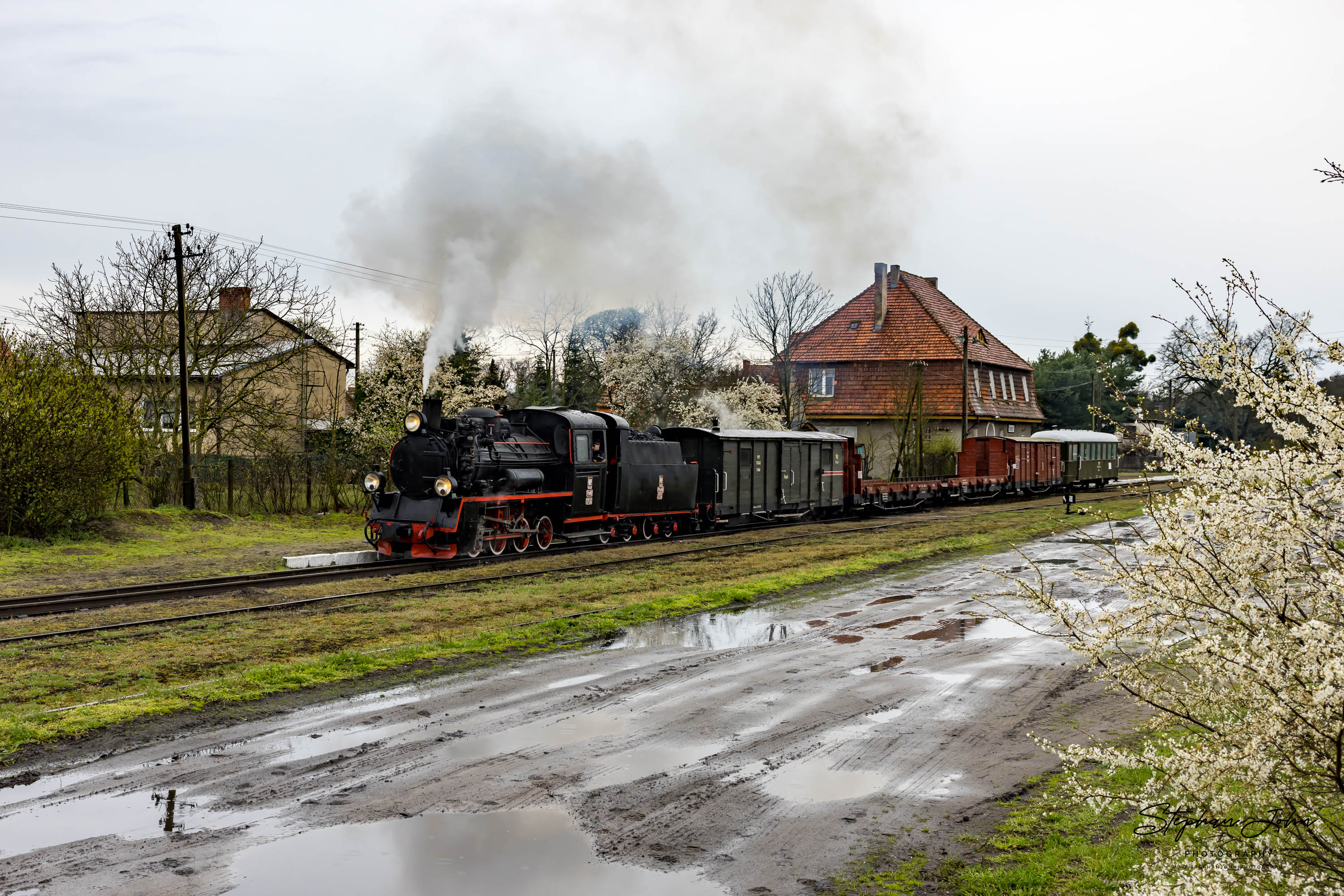 GmP mit Lok Px48 1756 nach Środa Miasto fährt im strömenden Regen in Zaniemyśl ab