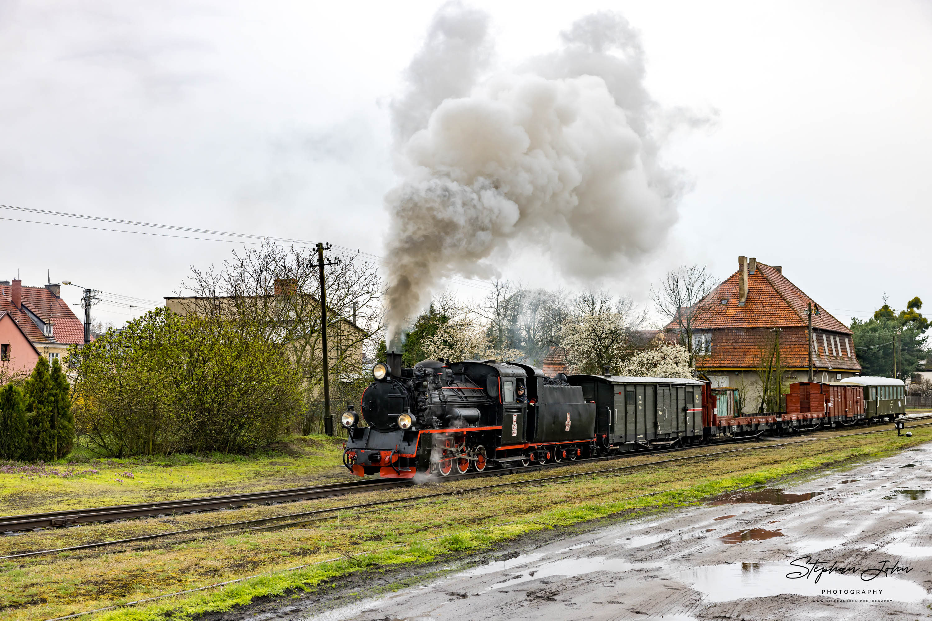 GmP mit Lok Px48 1756 nach Środa Miasto fährt im strömenden Regen in Zaniemyśl ab