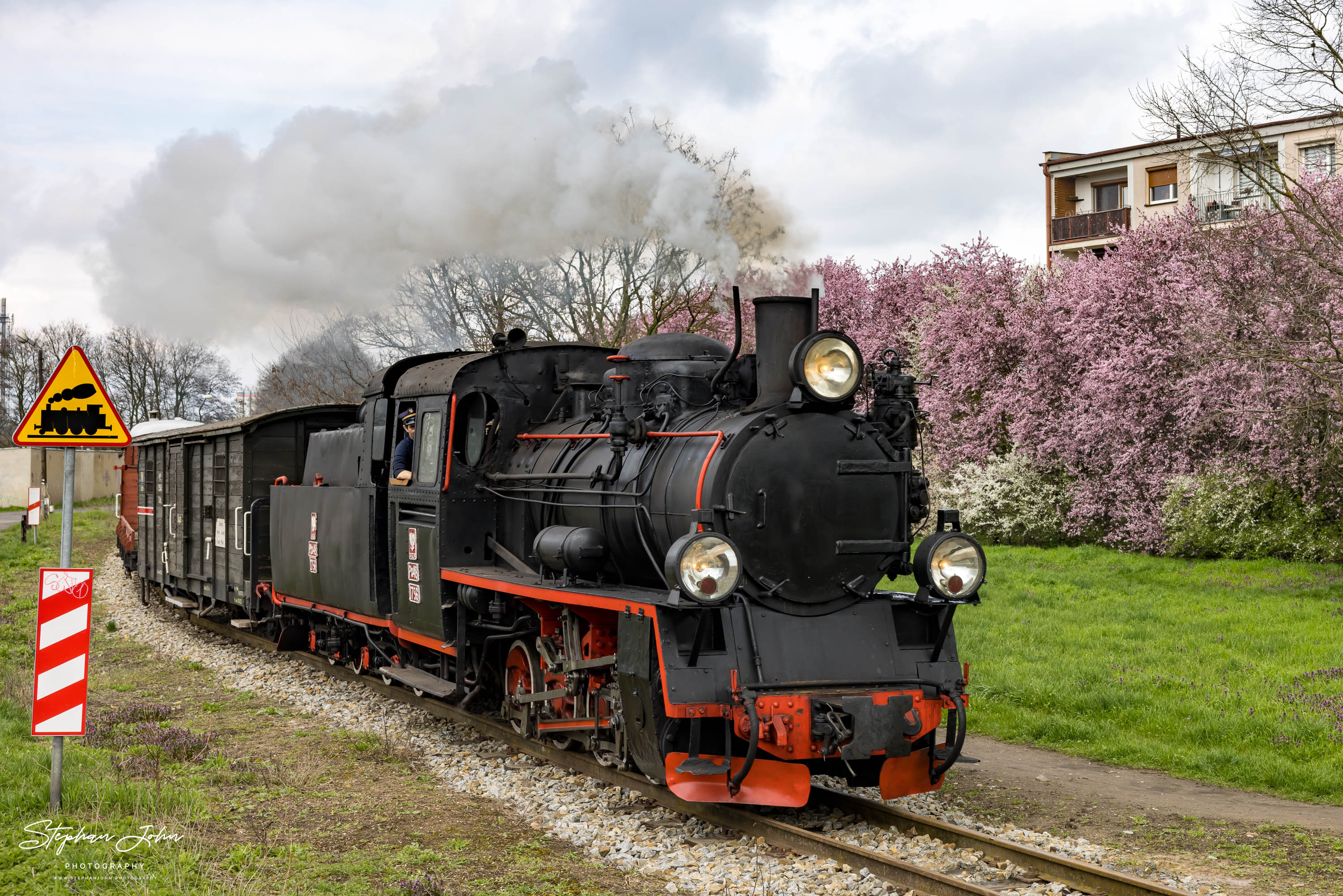 GmP mit Lok Px48 1756 erreicht gleich den Bahnhof Środa Miasto