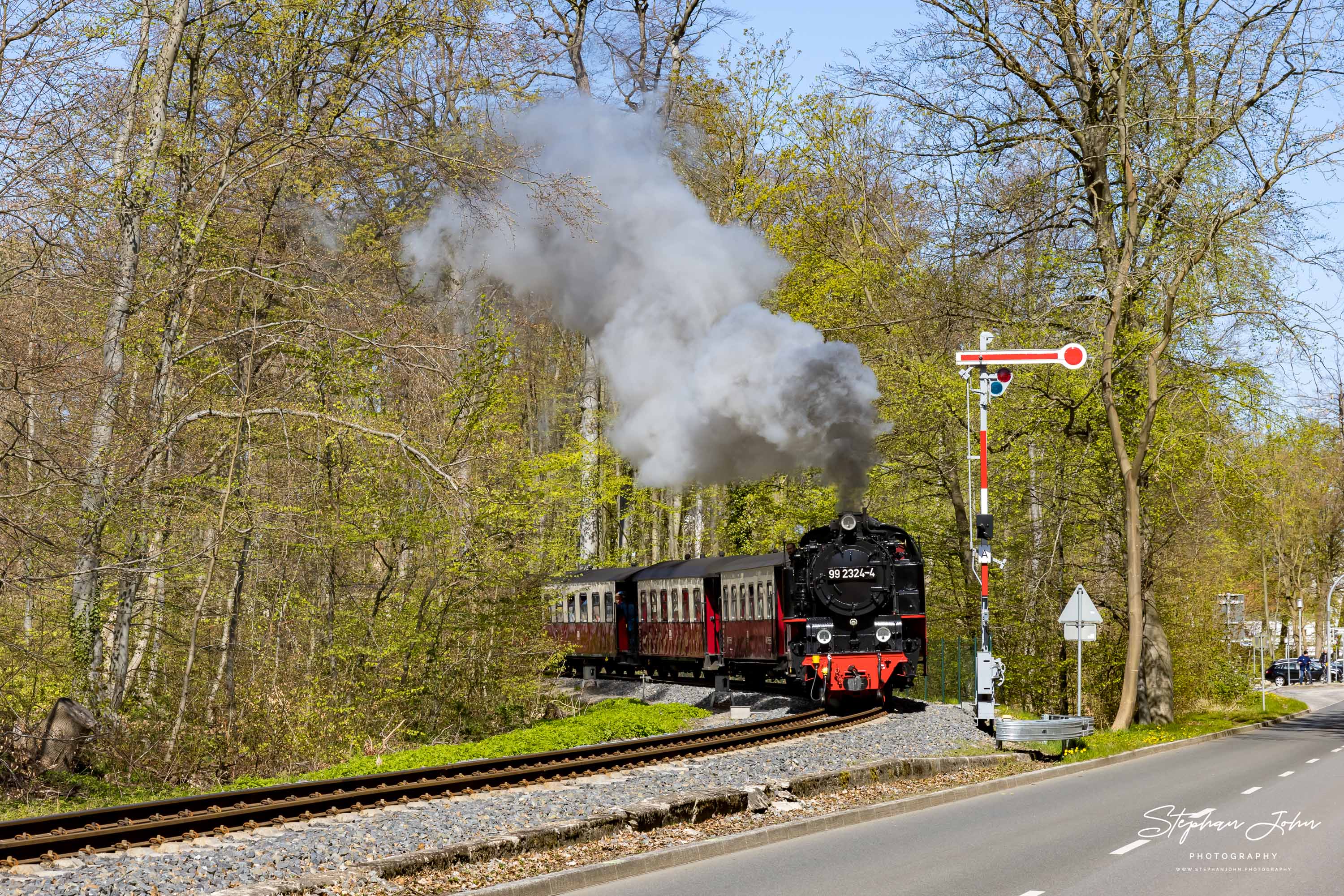 Lok 99 2324-4 mit einem Personenzug von Kühlungsborn nach Bad Doberan  bei der Ausfahrt aus Heiligendamm