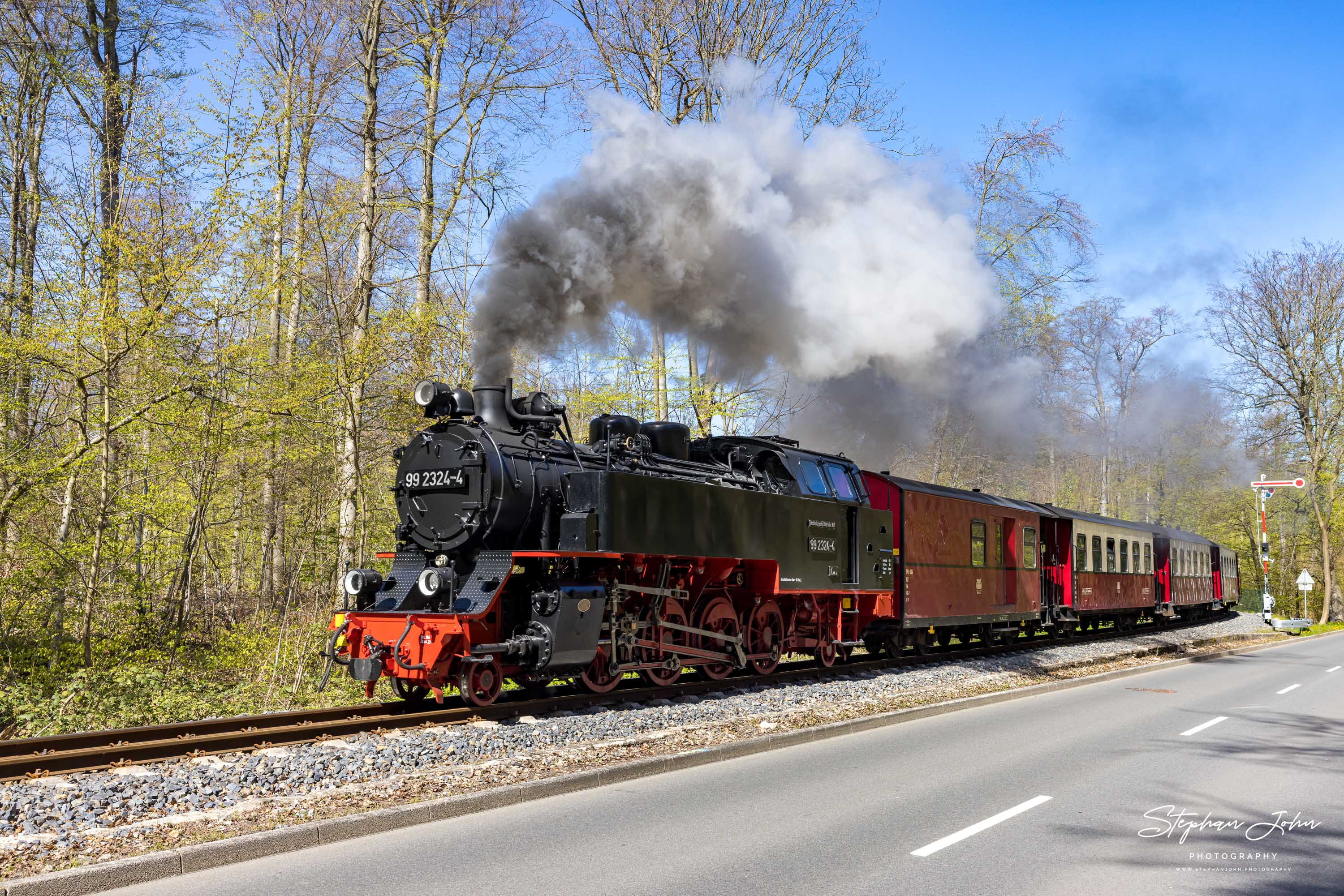 Lok 99 2324-4 mit einem Personenzug von Kühlungsborn nach Bad Doberan  bei der Ausfahrt aus Heiligendamm