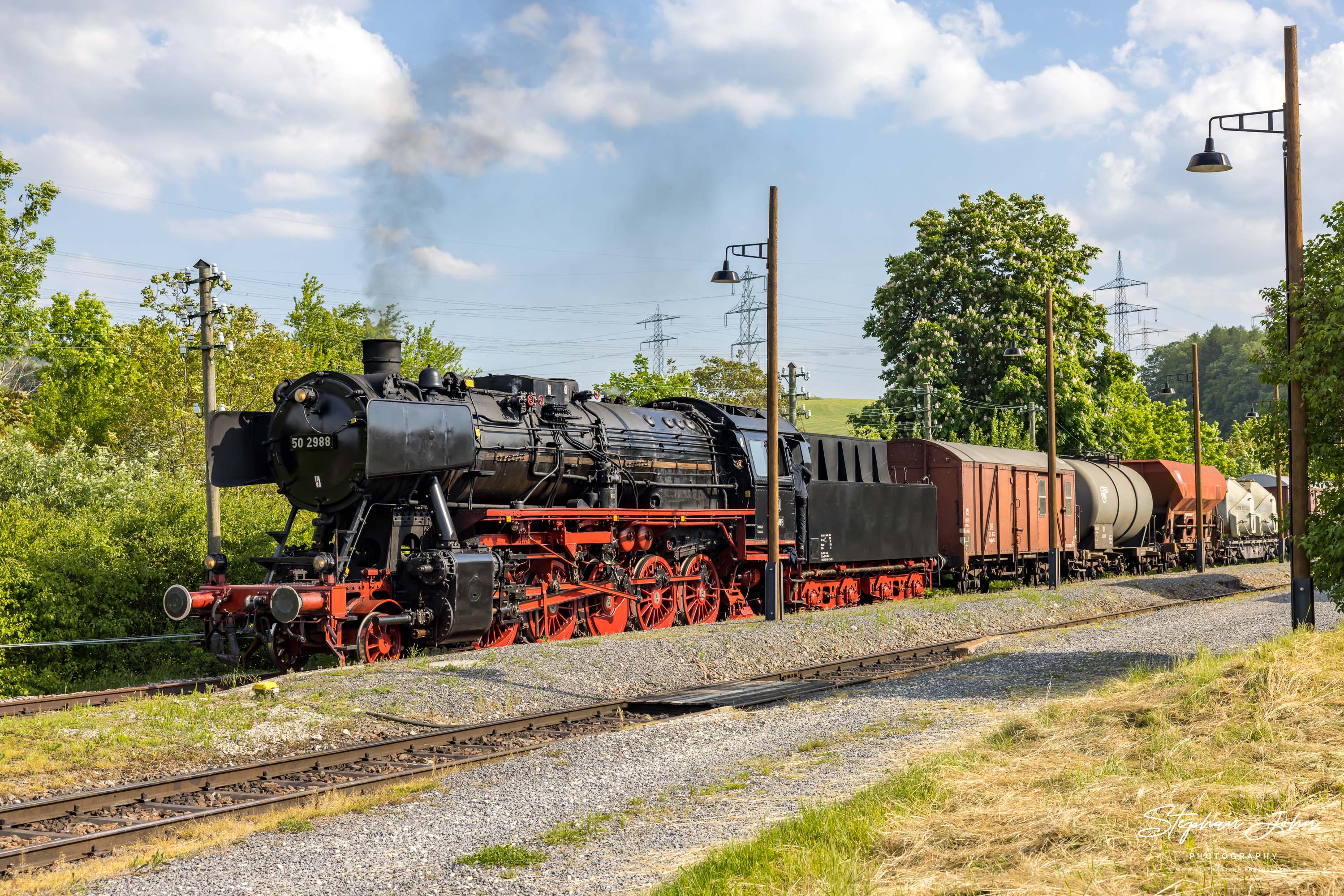 Lok 50 2988 steht mit einem Güterzug in Fützen