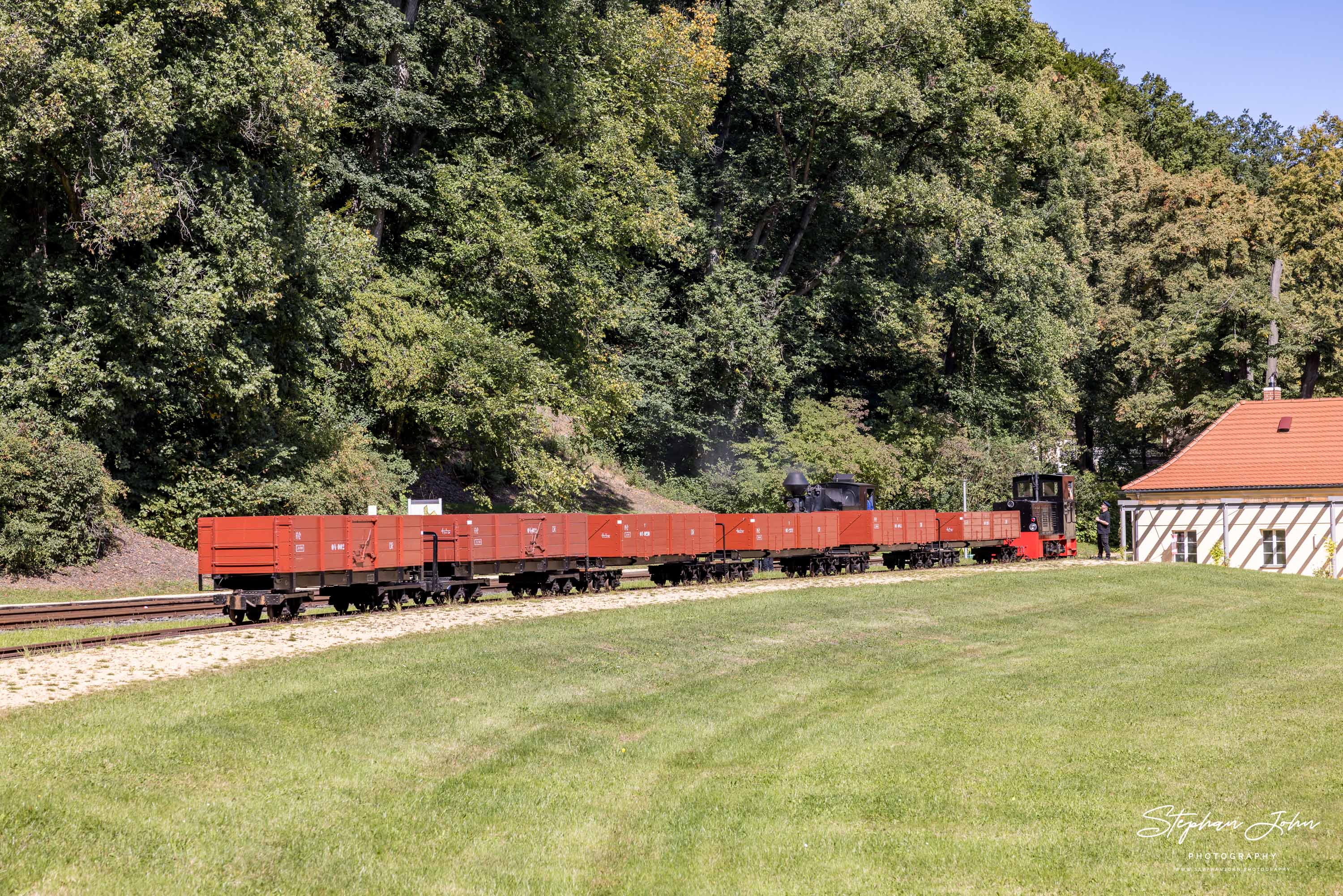 Kö 0453 hat mit einem Güterzug den Bahnhof Muskau erreicht. Dahiner steht Lok 99 3315 und nimmt Wasser.