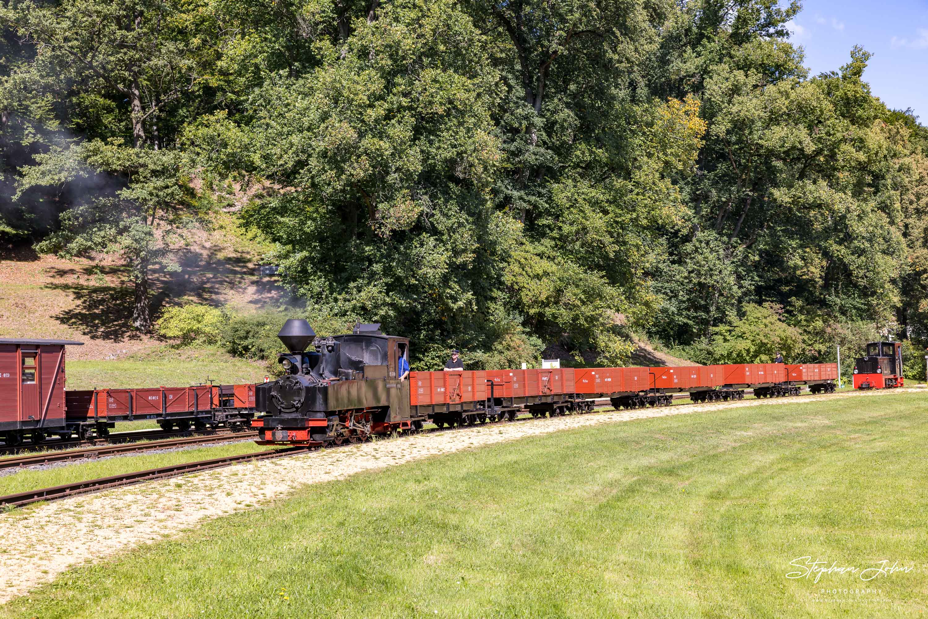 Lok 99 3315 hat in Bad Muskau den Güterzug bespannt und fährt zurück in Richtung Weißwasser