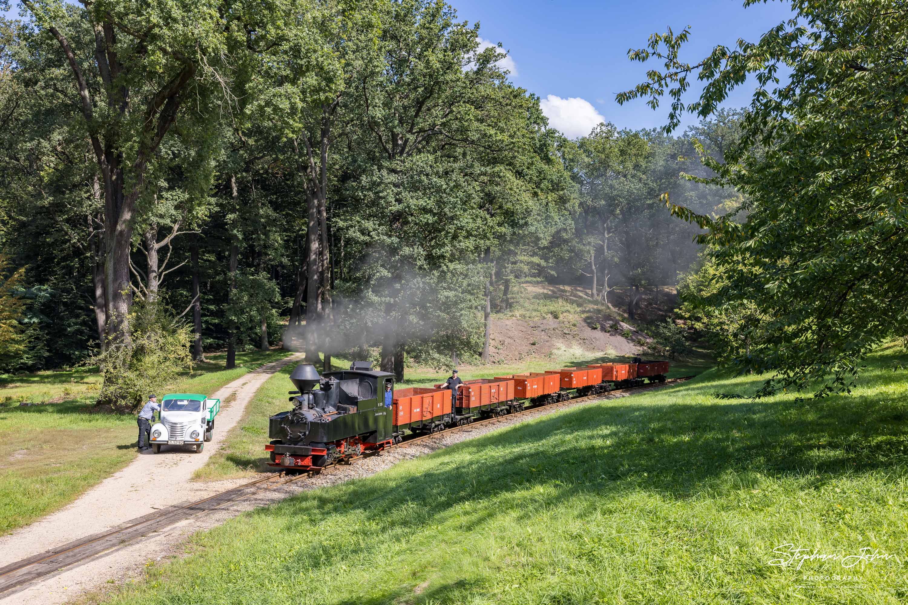 Lok 99 3315 hat mit einem Güterzug den Bahnhof Bad Muskau verlassen und dampft in Richtung Weißwasser