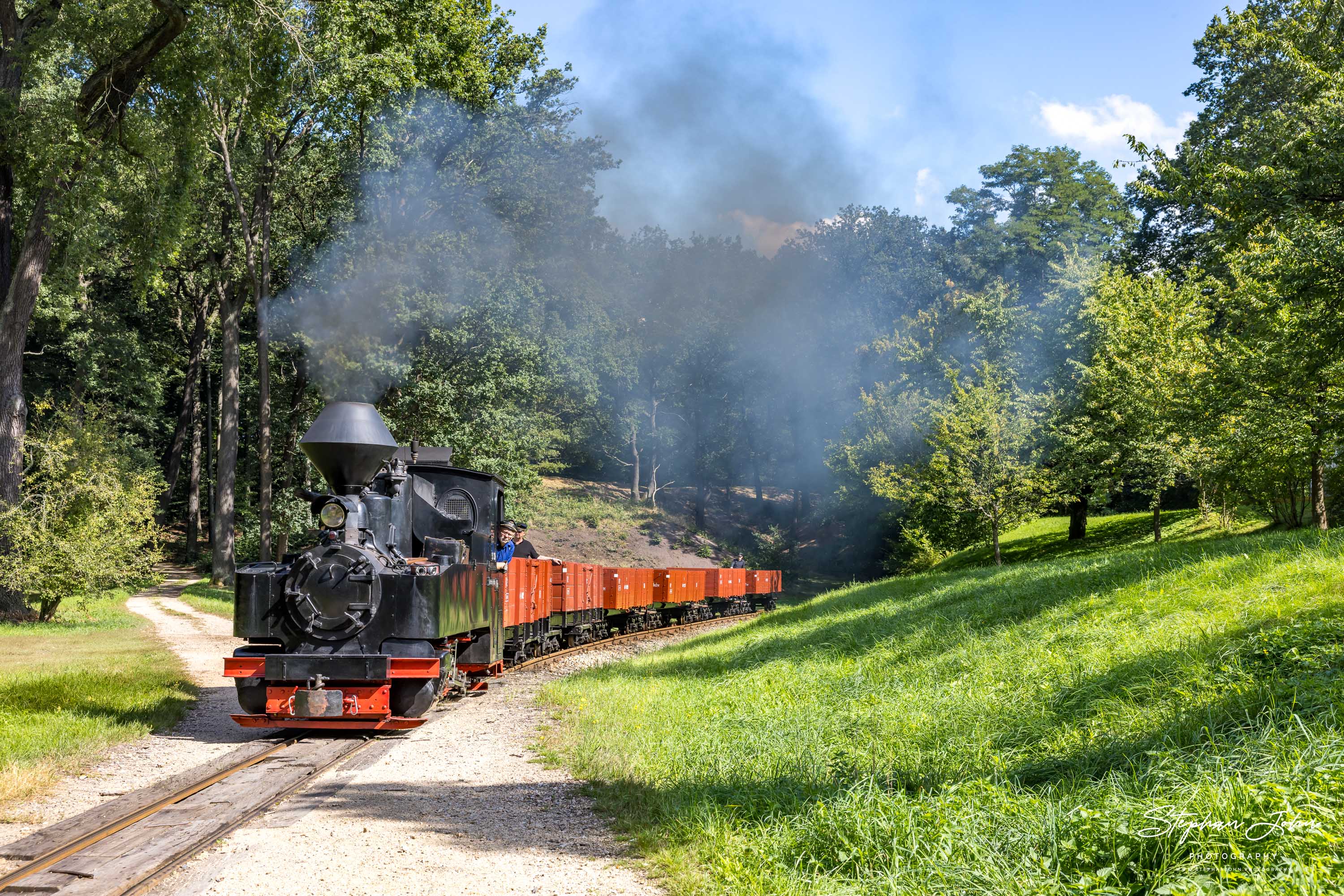 Lok 99 3315 hat mit einem Güterzug den Bahnhof Bad Muskau verlassen und dampft in Richtung Weißwasser