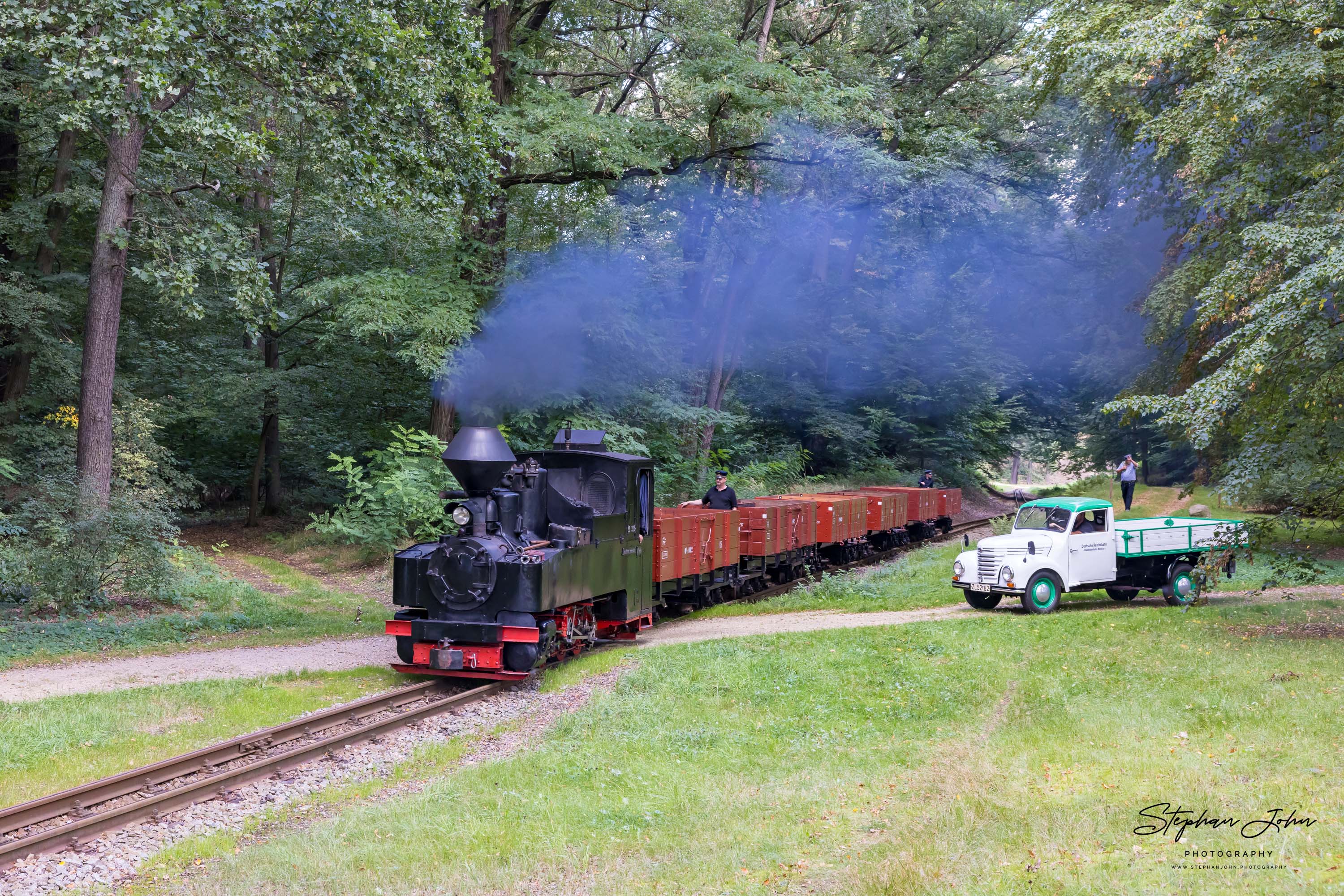 Lok 99 3315 hat mit einem Güterzug den Bahnhof Bad Muskau verlassen und dampft in Richtung Weißwasser