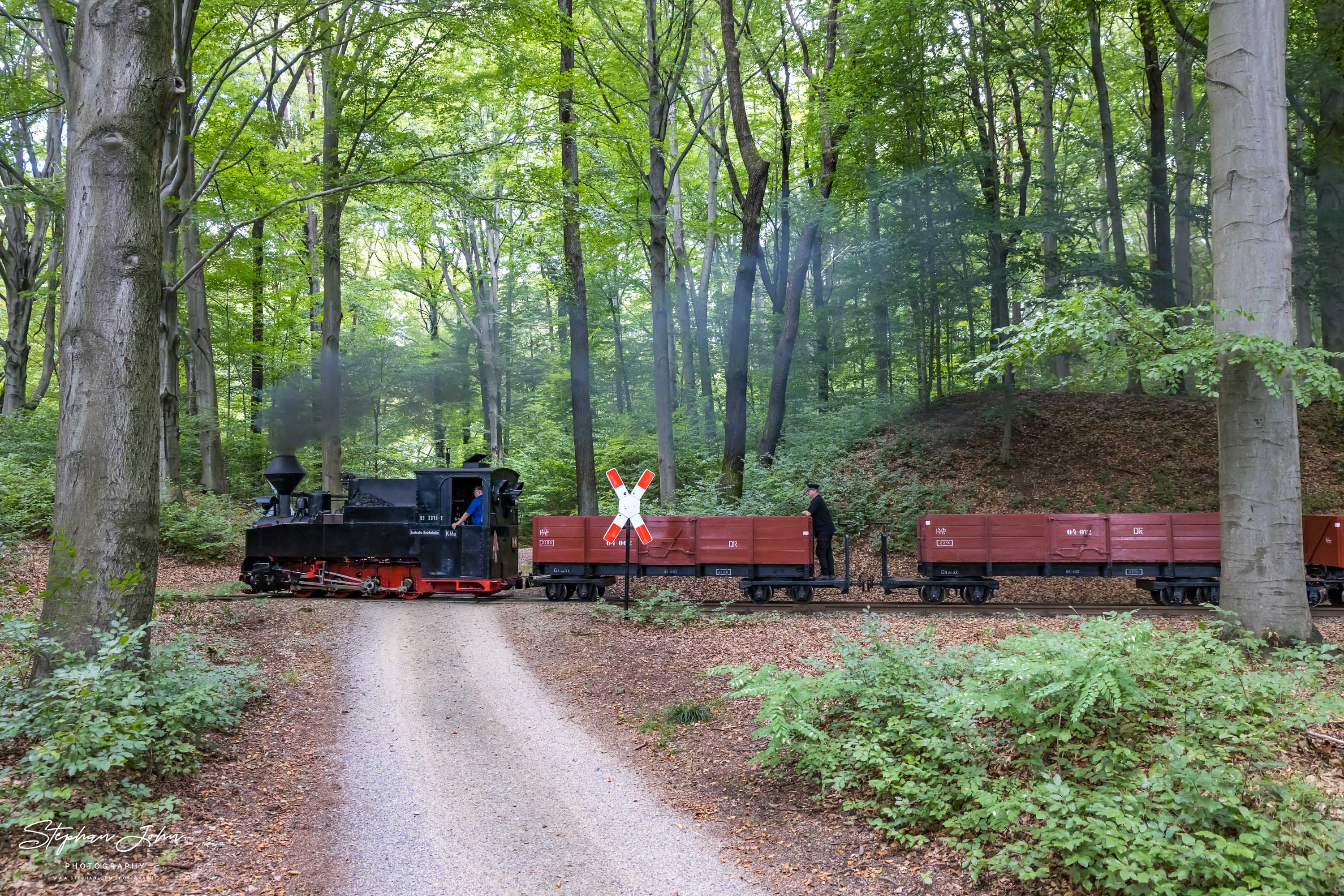 Lok 99 3315-1 hat mit einem Güterzug den Bahnhof Bad Muskau verlassen und dampft in Richtung Weißwasser