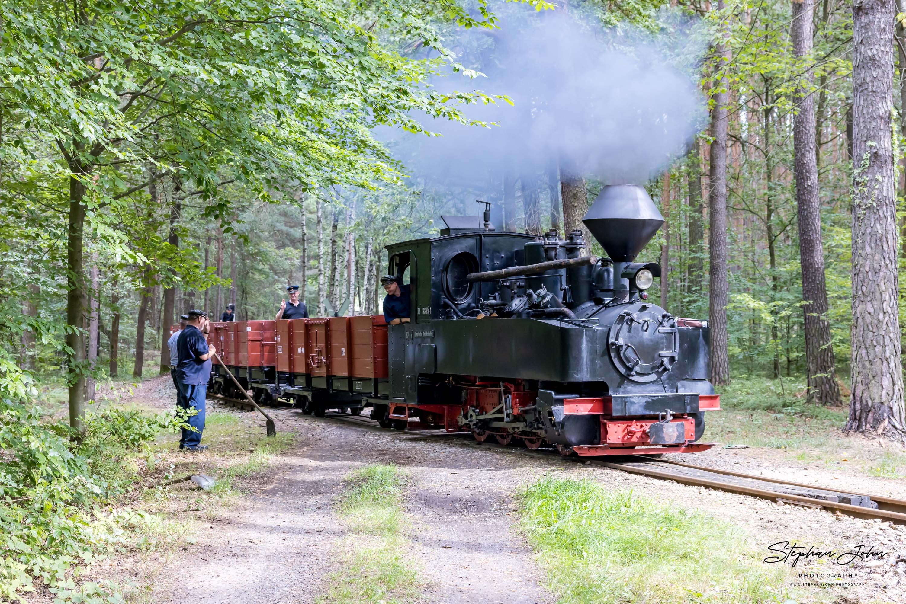 Lok 99 3315-1 dampft mit einem Güterzug in Richtung Weißwasser