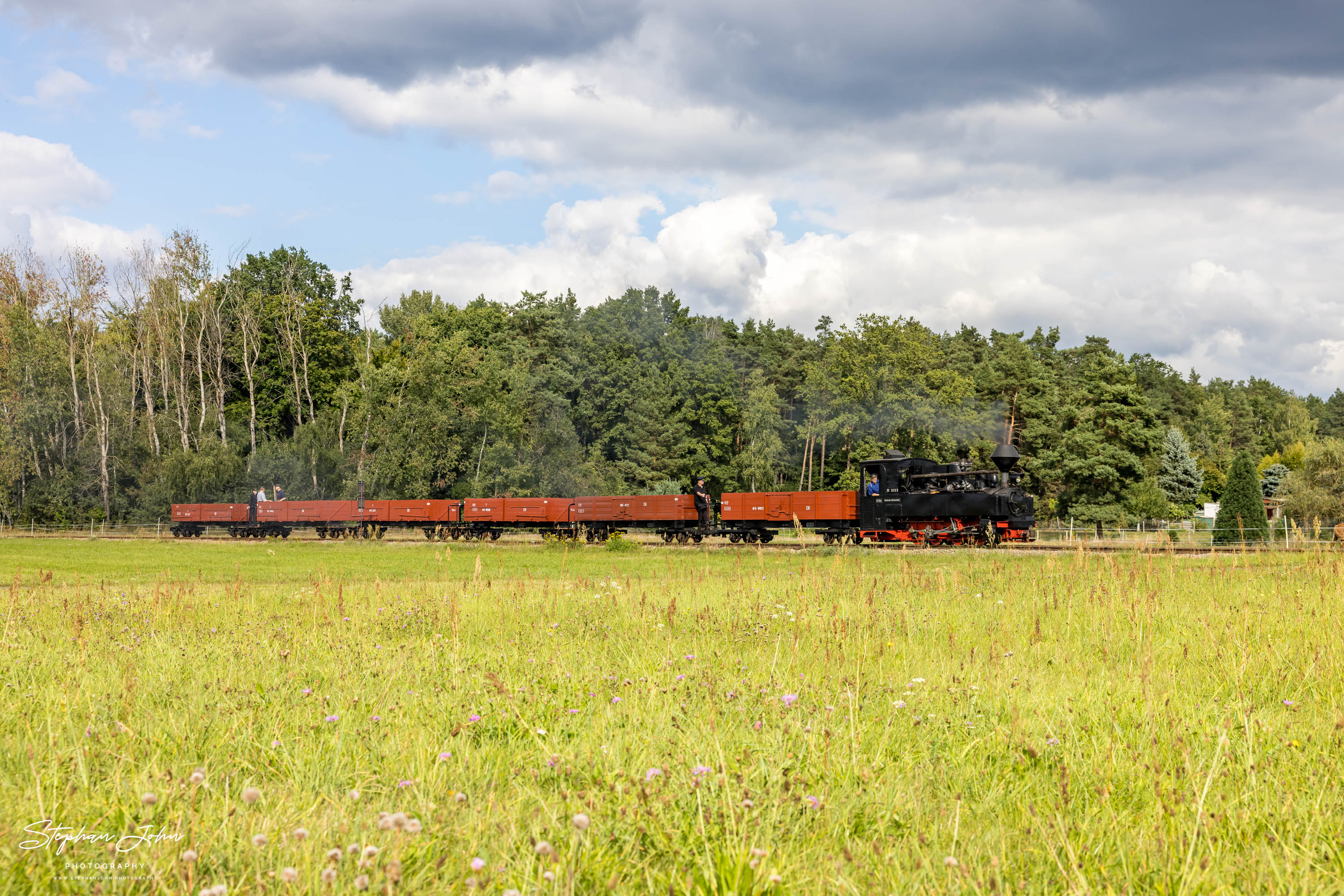 Lok 99 3315-1 dampft mit einem Güterzug in Richtung Weißwasser