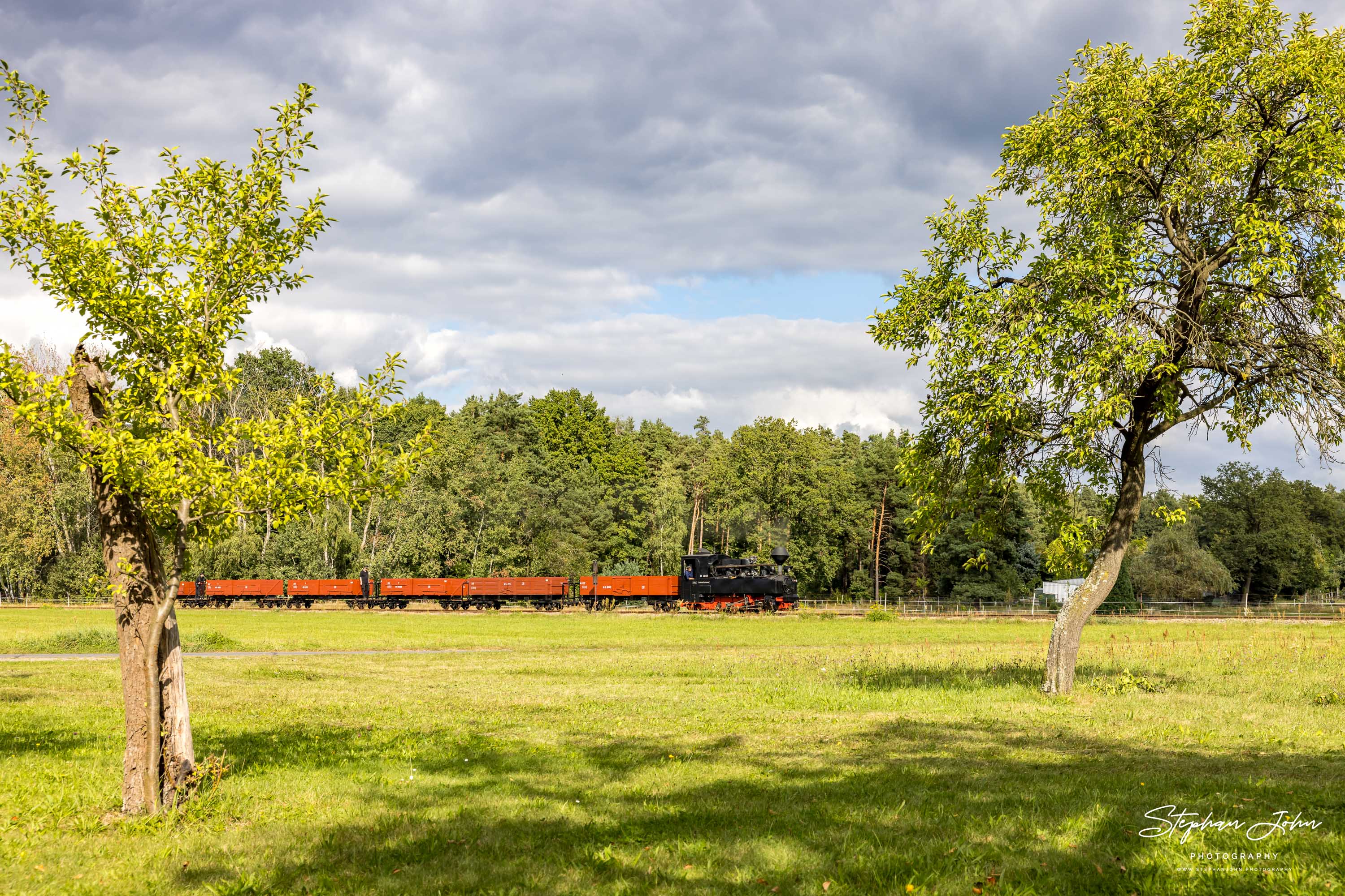 Lok 99 3315-1 dampft mit einem Güterzug in Richtung Weißwasser