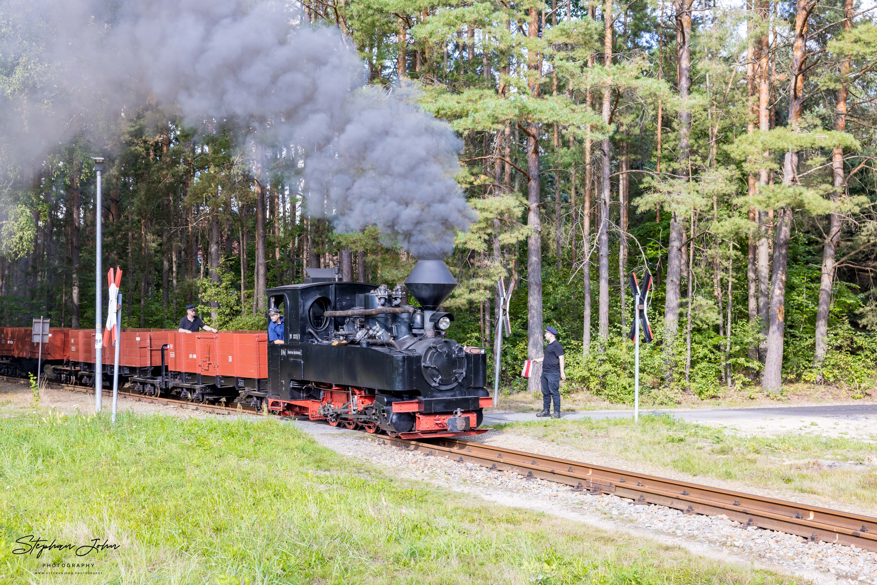 Lok 99 3315-1 dampft mit einem Güterzug in Richtung Weißwasser