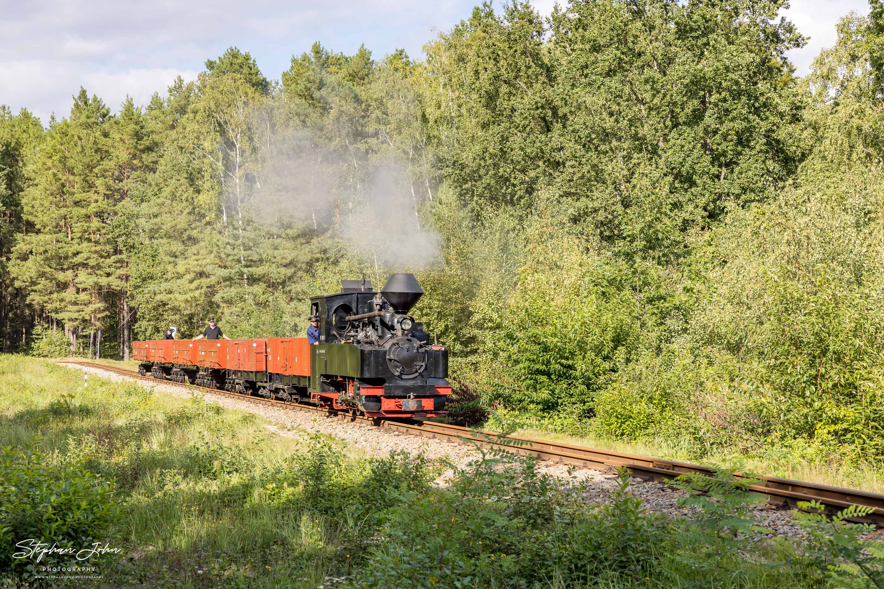 Lok 99 3315-1 dampft mit einem Güterzug in Richtung Weißwasser