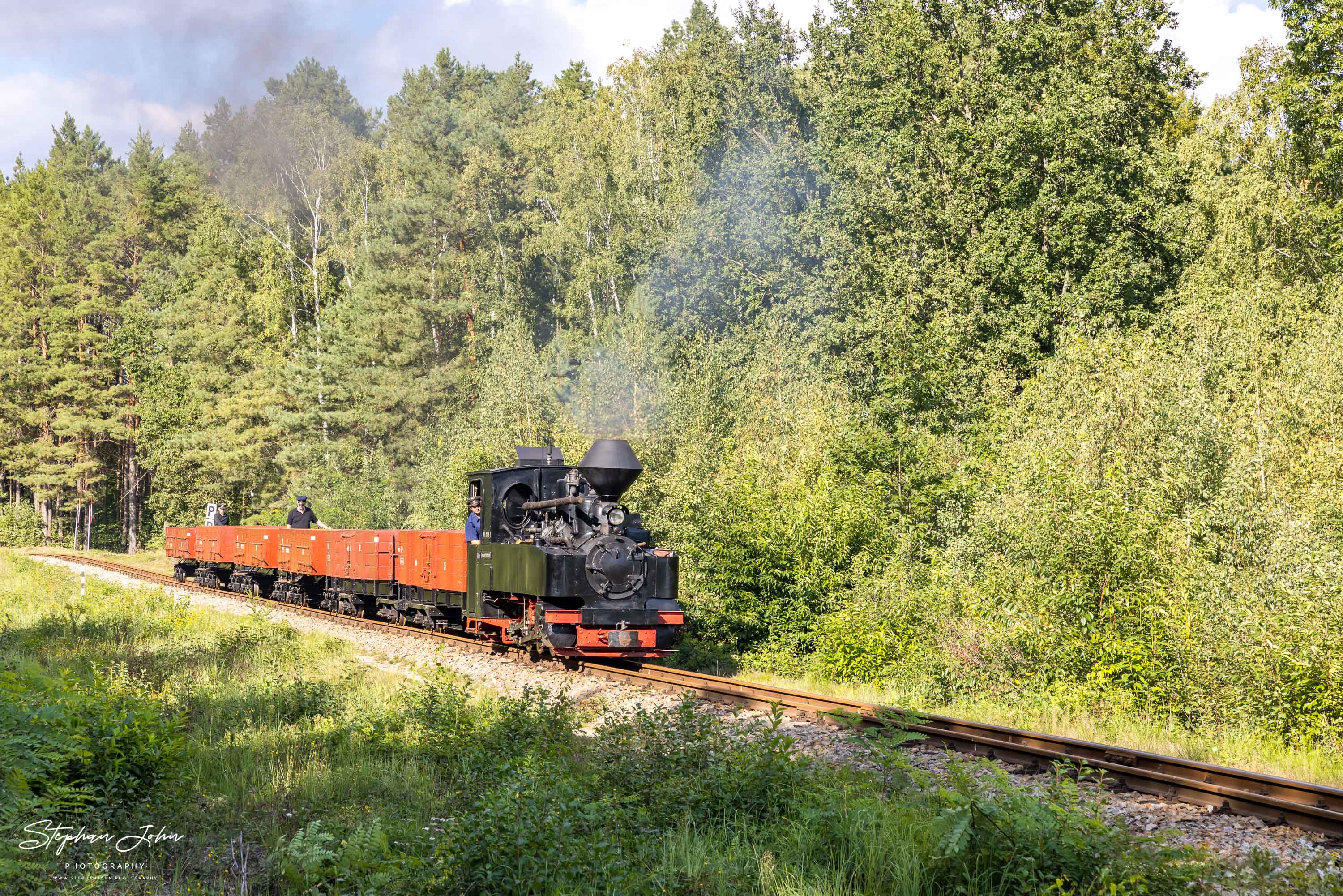 Lok 99 3315-1 dampft mit einem Güterzug in Richtung Weißwasser