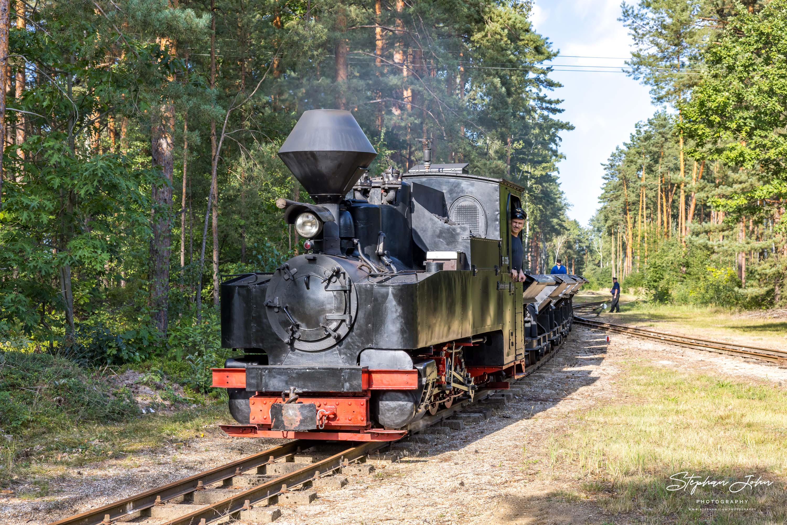 Lok 99 3315-1 verlässt mit einem Kipplorenzug den Halbendorfer Wechsel in Richtung Schwerer Berg