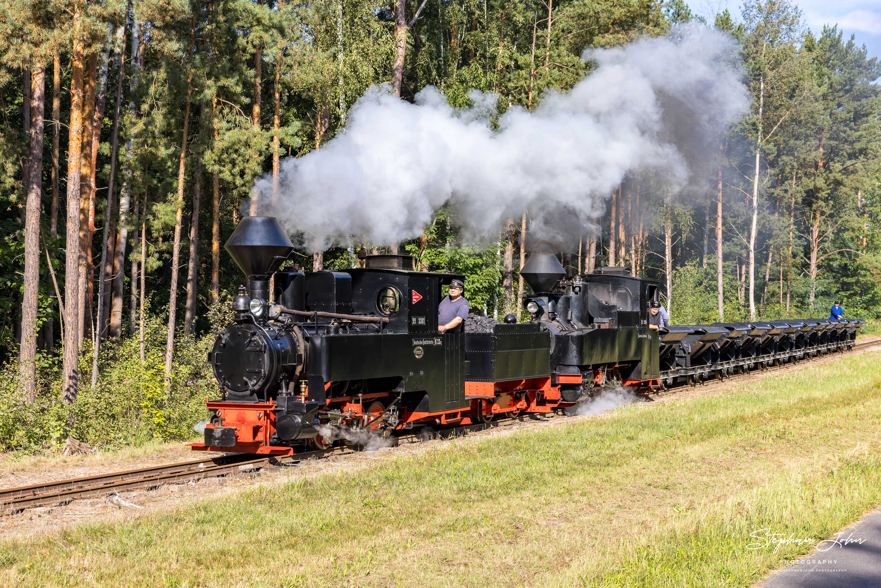 Lok 99 3315-1 mit Vorspannlok 999 3301 haben mit einem Lorenzug den Halbendorfer Wechsel verlassen und dampfen in Richtung Schwerer Berg