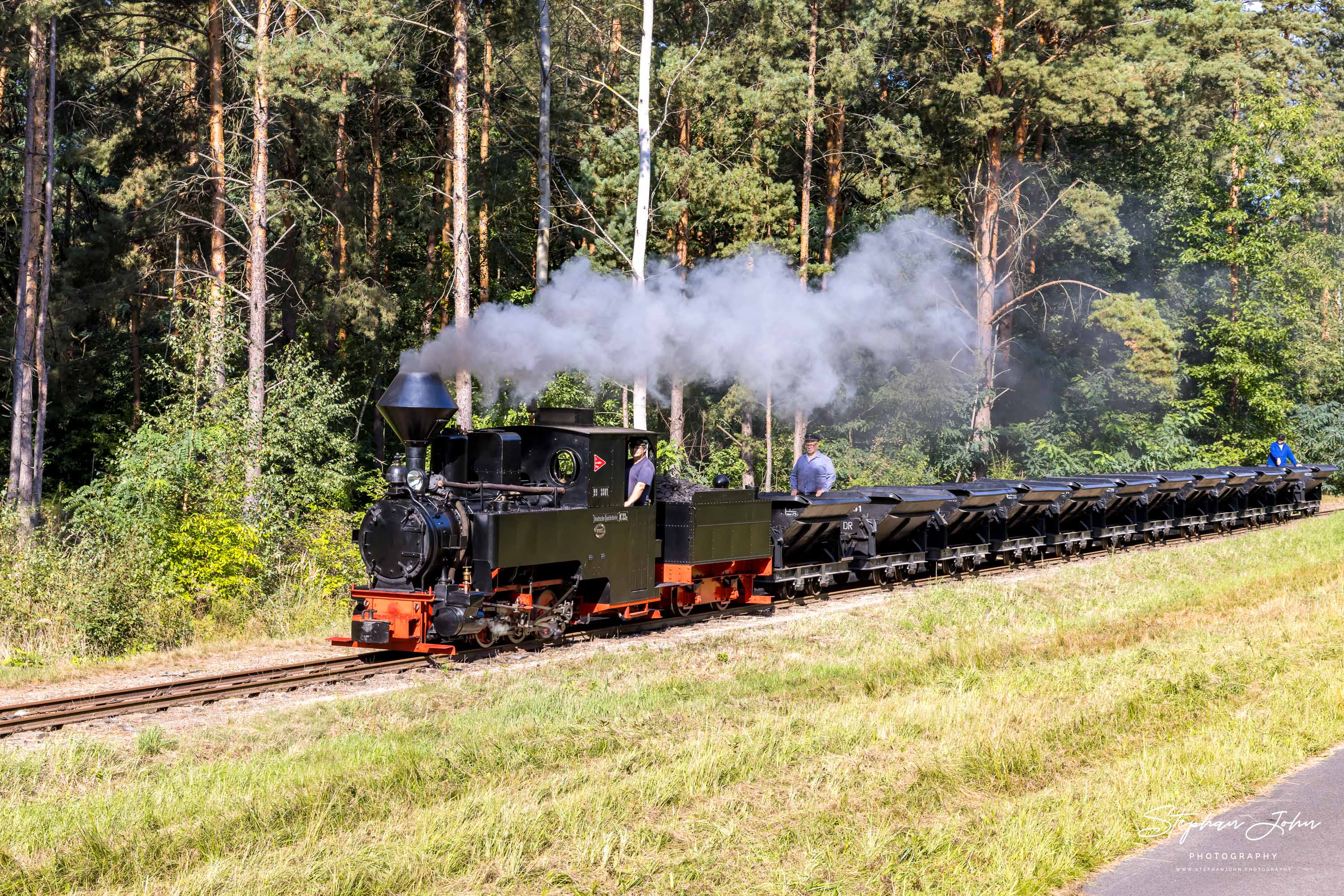 Lokk 99 3301 hat mit einem Lorenzug den Halbendorfer Wechsel verlassen und dampft in Richtung Schwerer Berg