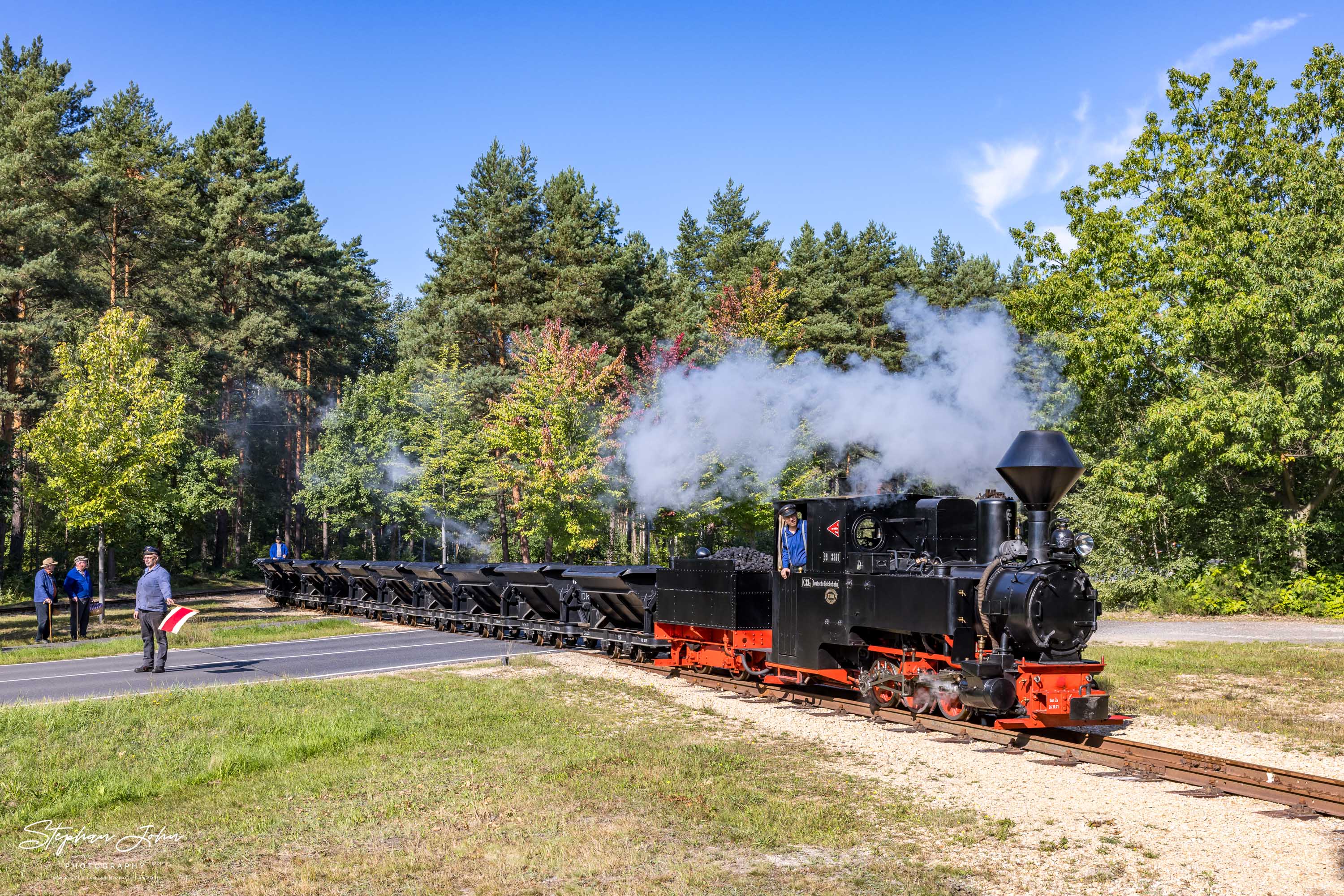 Lok 99 3301 verlässt mit einem Lorenzug den Halbendorfer Wechsel in Richtung Weißwasser