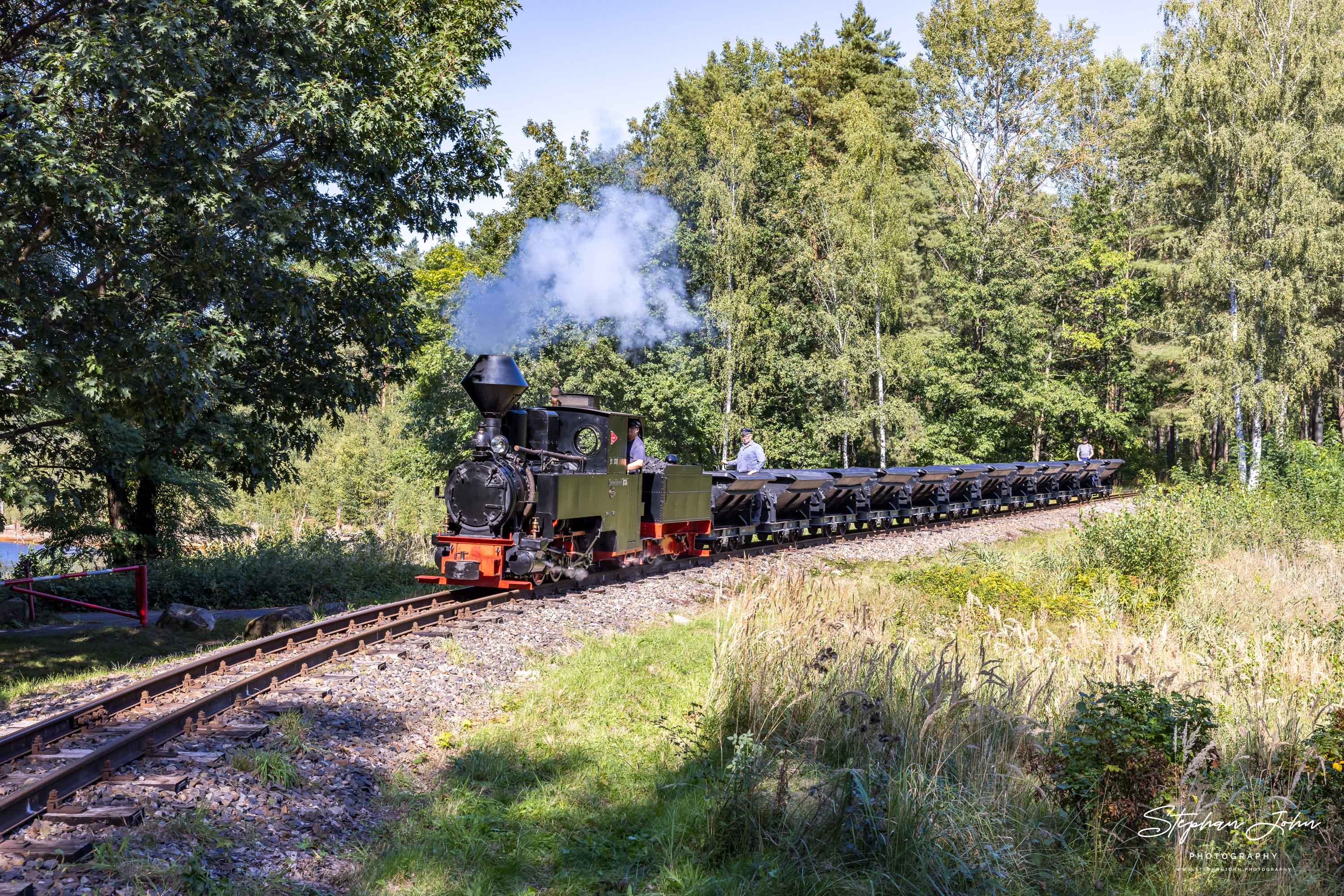 Lok99 3301 mit einen Lorenzug passiert den Abzweig Kromlau