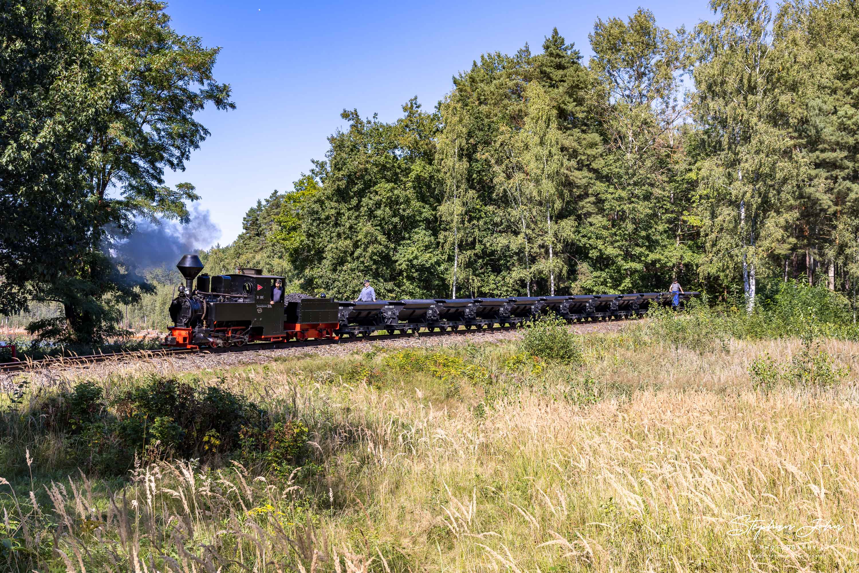 Lok99 3301 mit einen Lorenzug passiert den Abzweig Kromlau