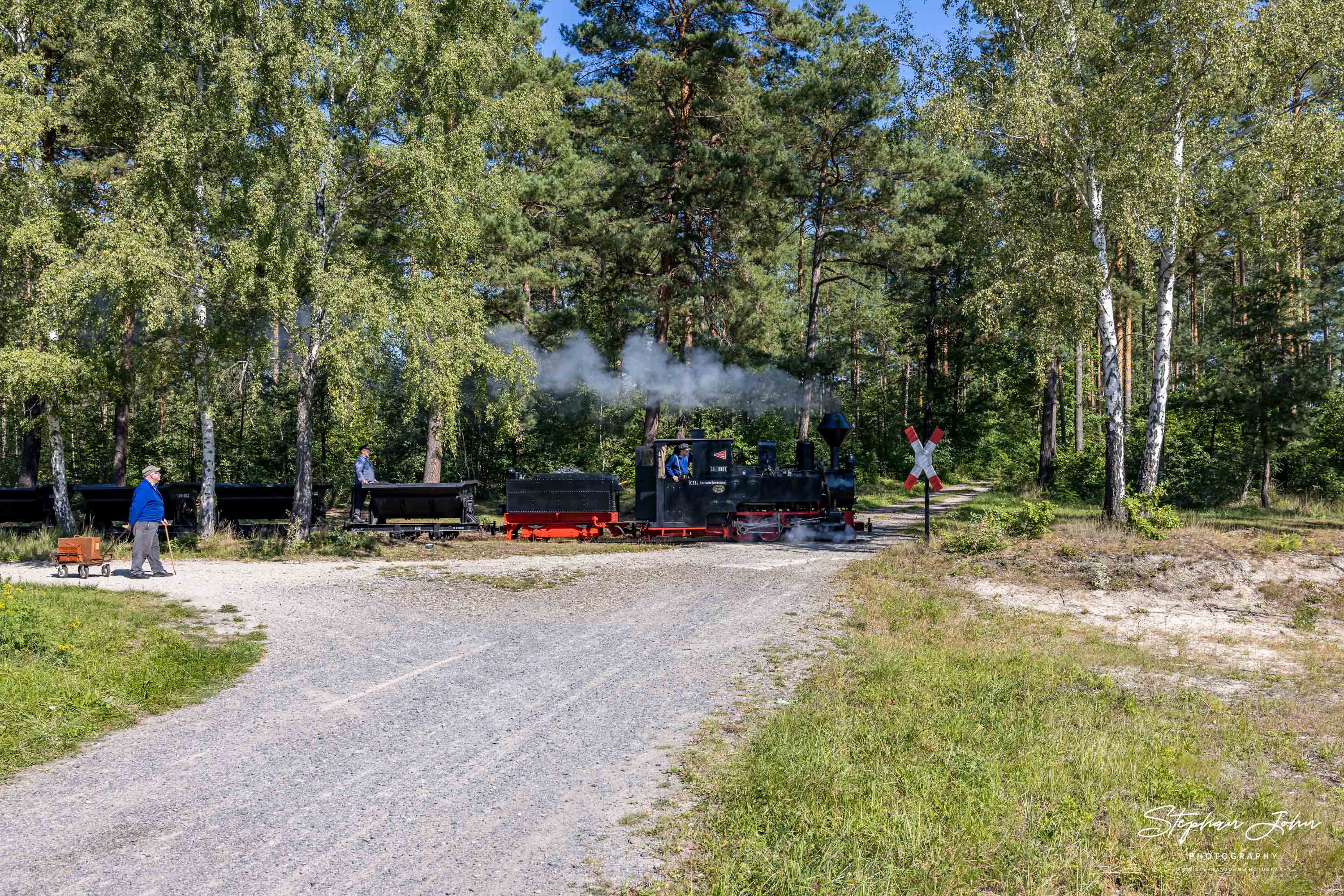 Lok 99 3301 mit einem Lorenzug auf dem Weg nach Weißwasser