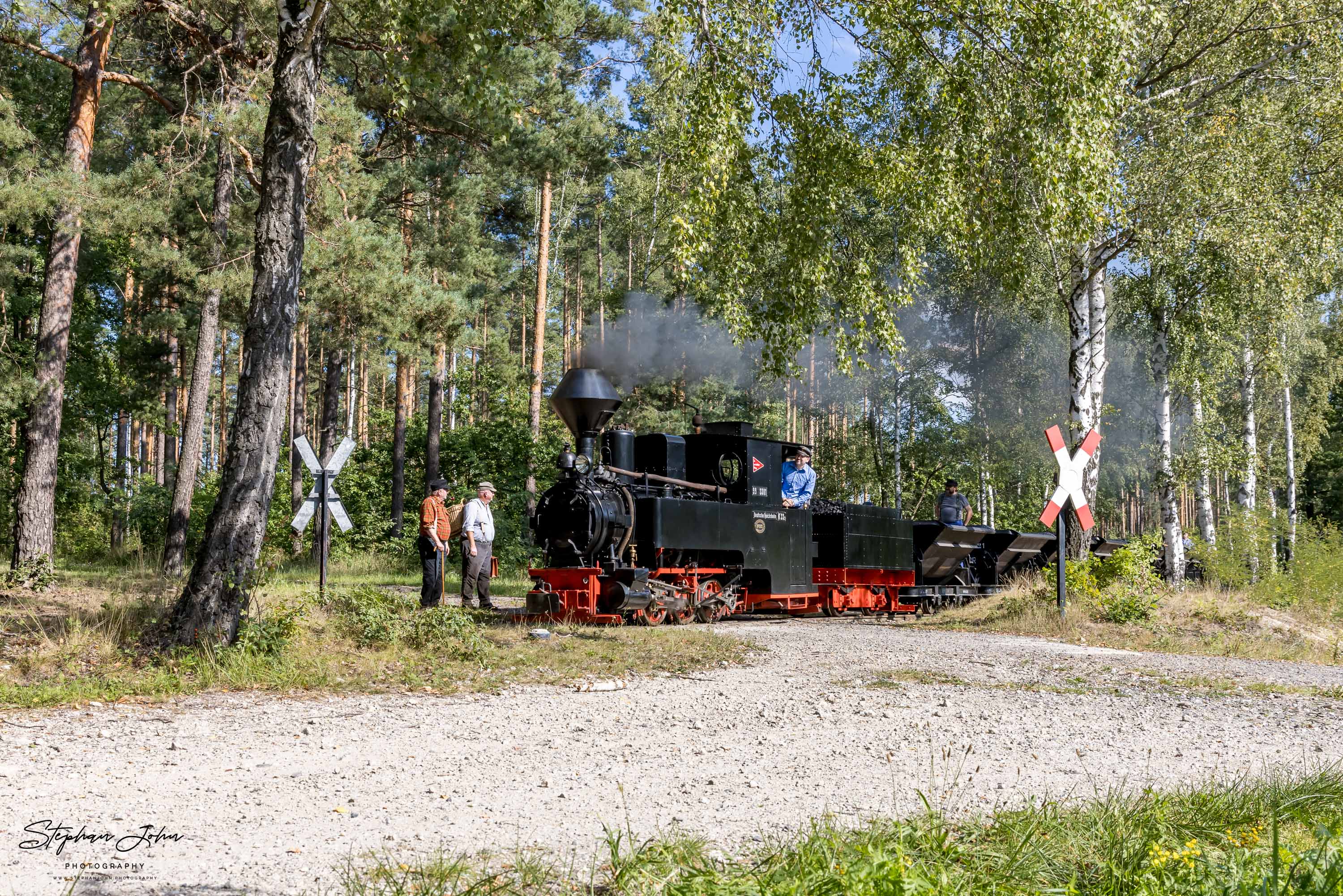 Lok 99 3301 mit einem Lorenzug in Richtung Kromlau am Übergang Gablenzer Weg