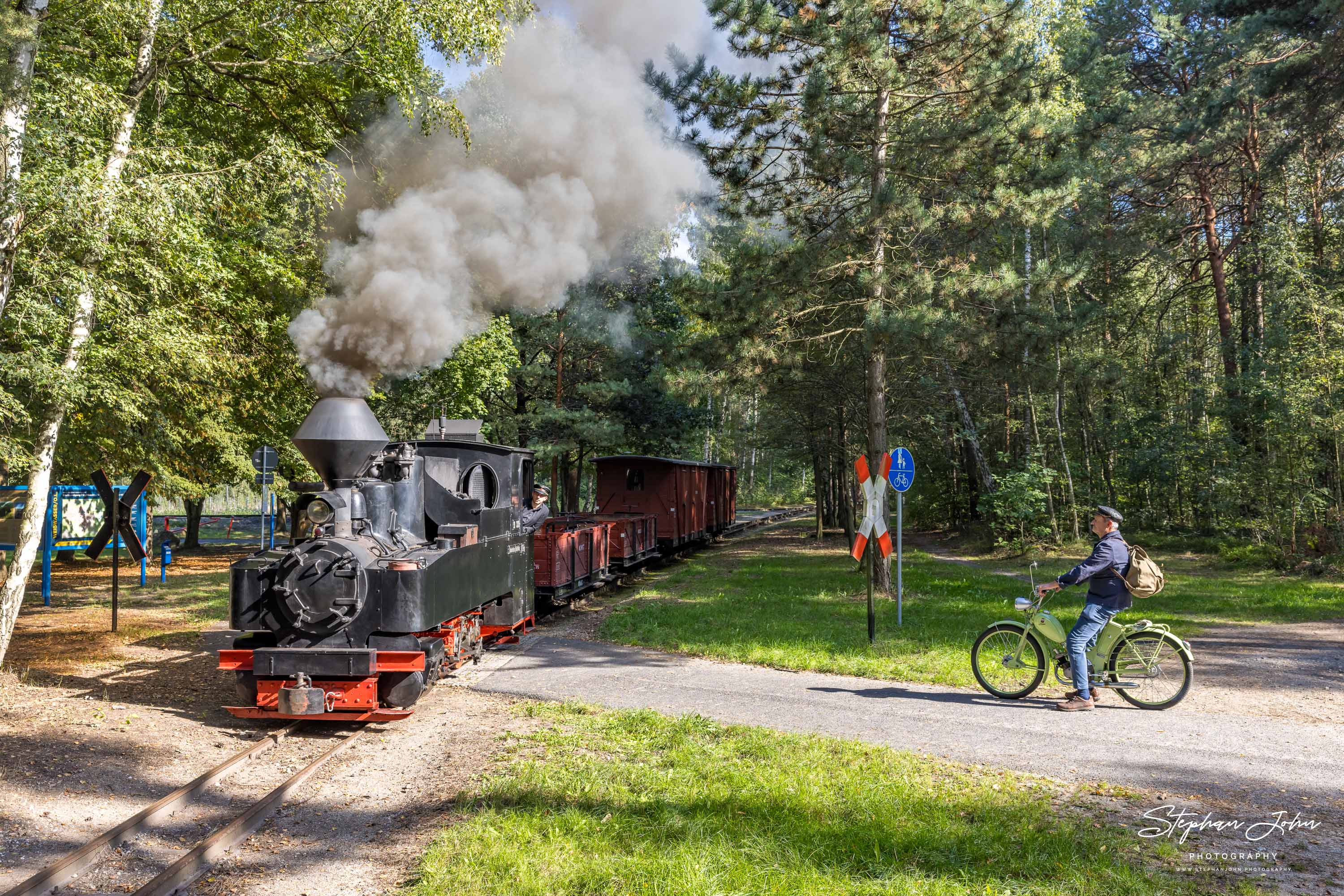 Lok 99 3315-1 passiert mit einem GmP den Übergang Kromlauer Weg